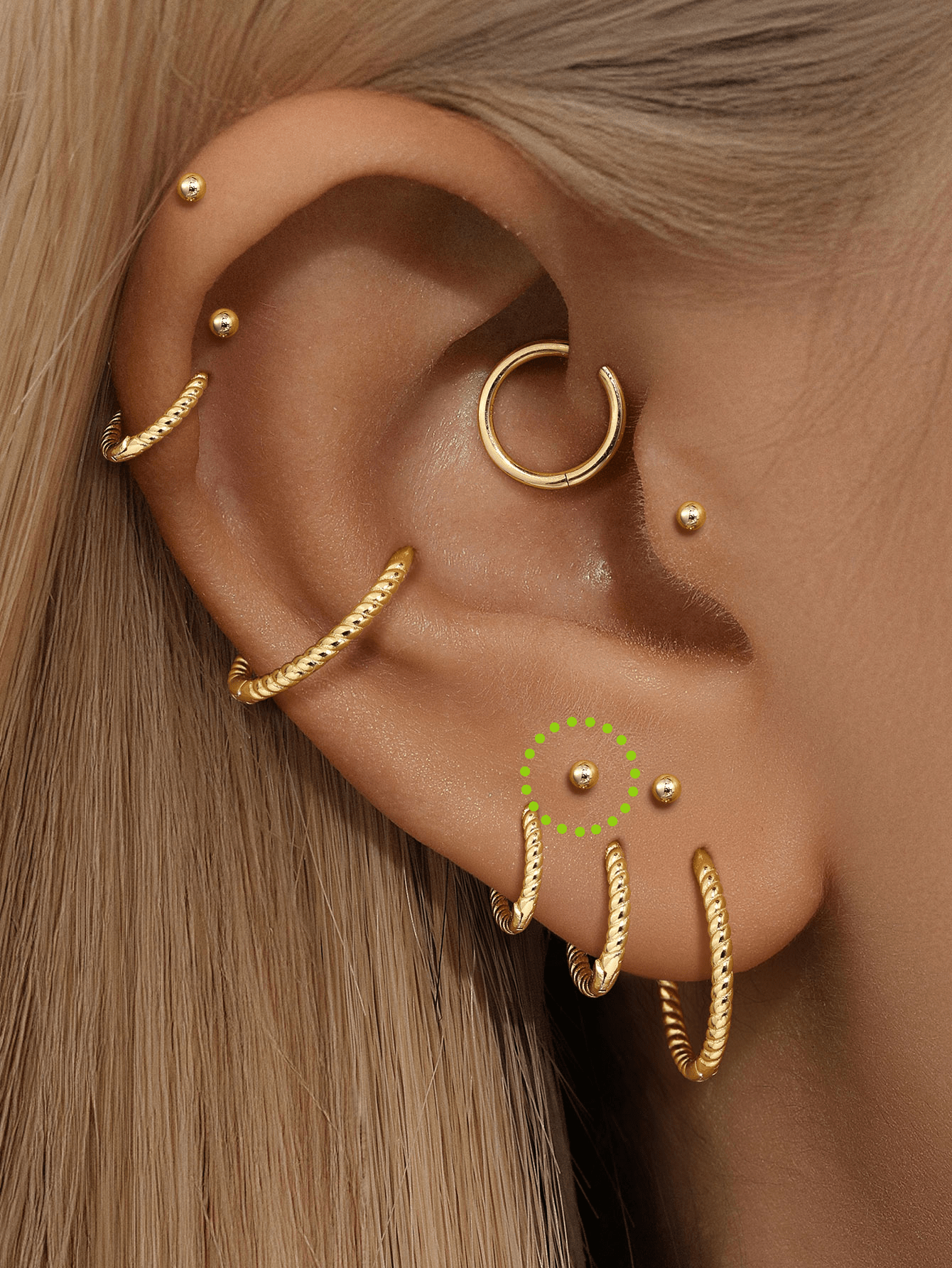 Isabela – Orecchini in oro dalla forma delicata e fluida.