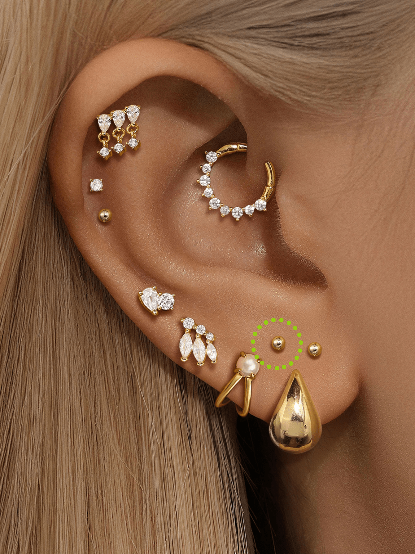 Isabela – Orecchini in oro dalla forma delicata e fluida.