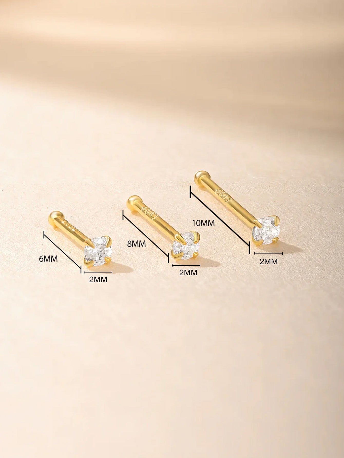 Isabela – Orecchini in oro dalla forma delicata e fluida.