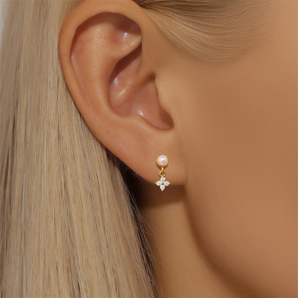 Viktorie – Delicati orecchini in oro con una delicata lucentezza.