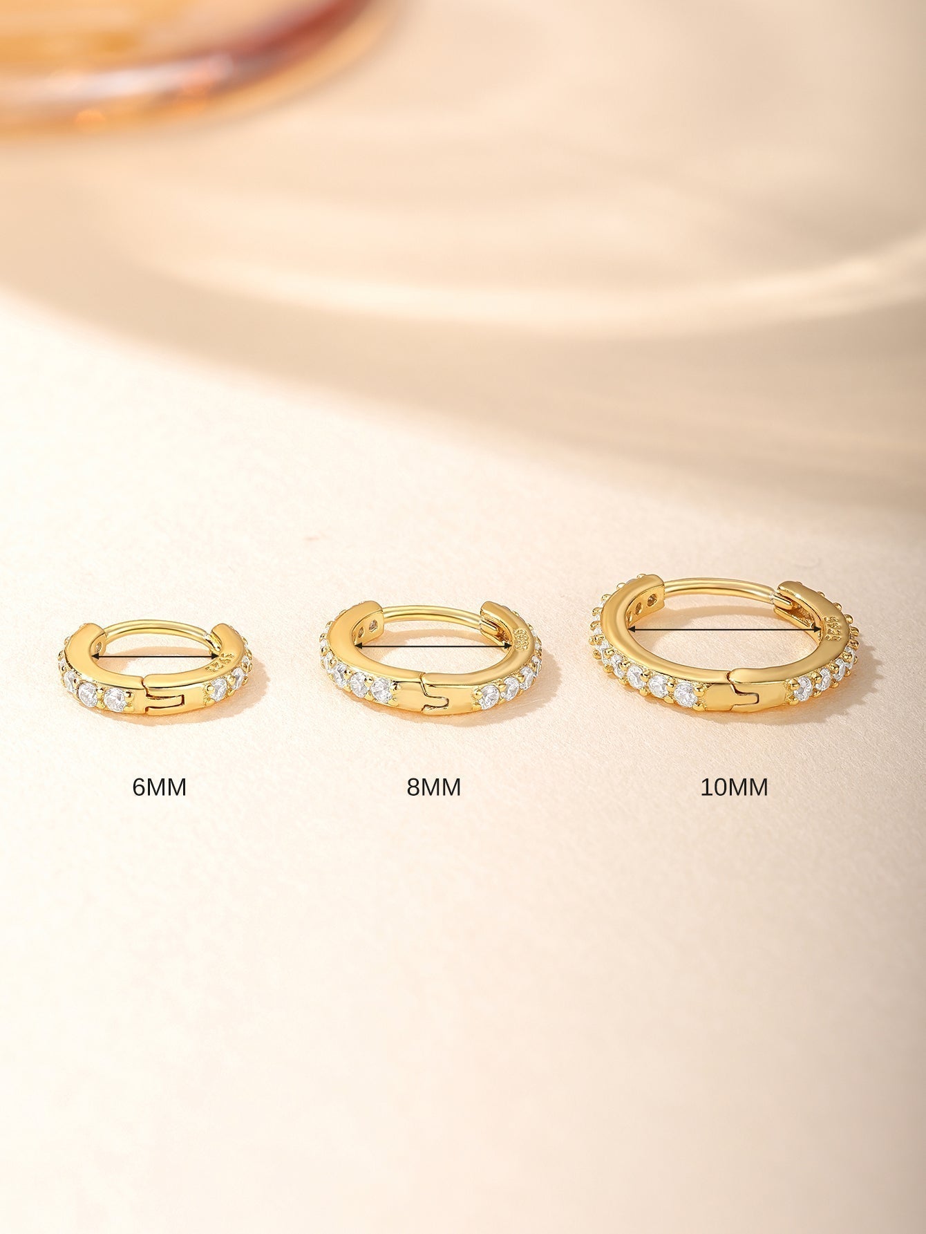 Anneliese – Cerchi dorati con una curva delicata