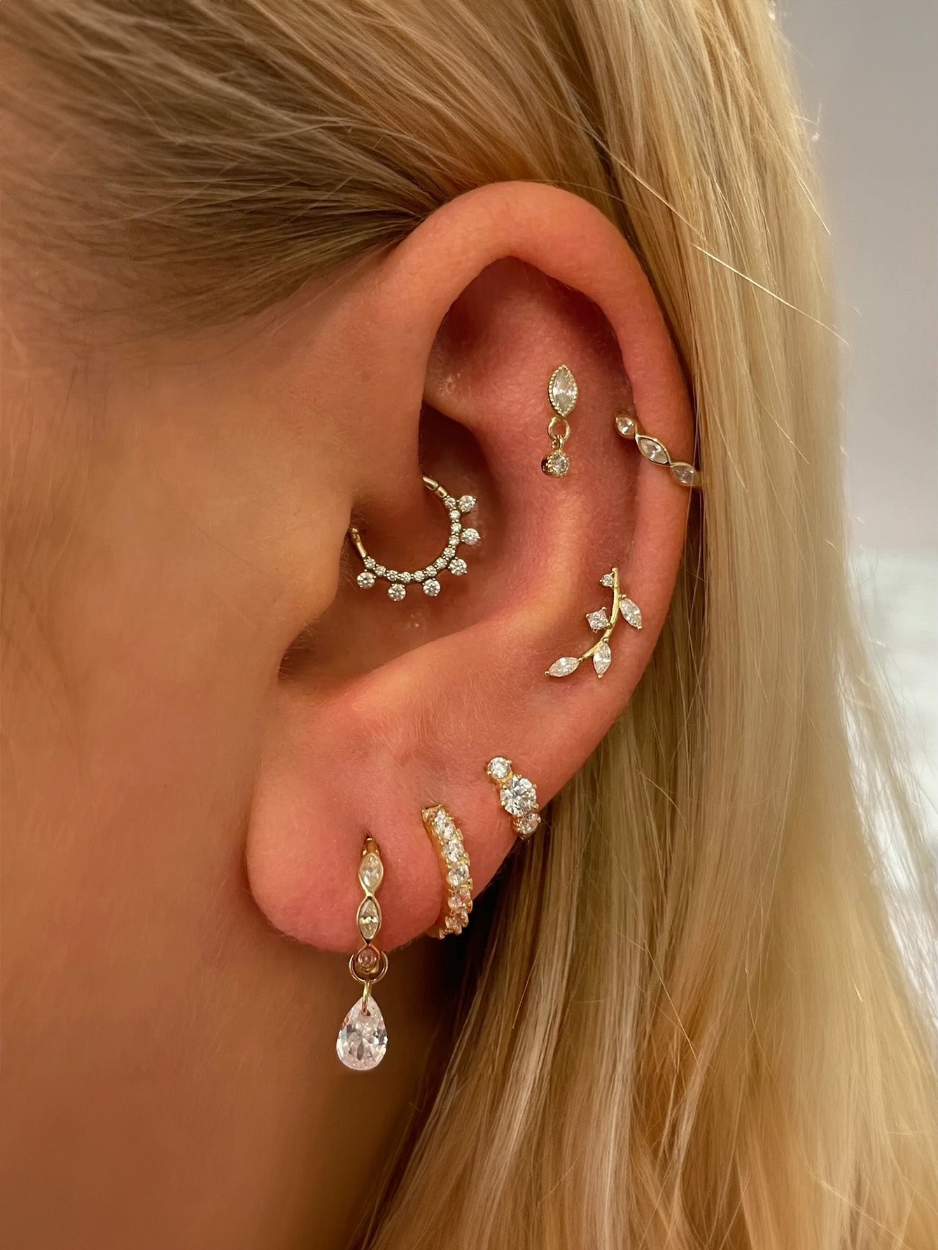 Frieda – Delicati orecchini in oro con un tocco giocoso.