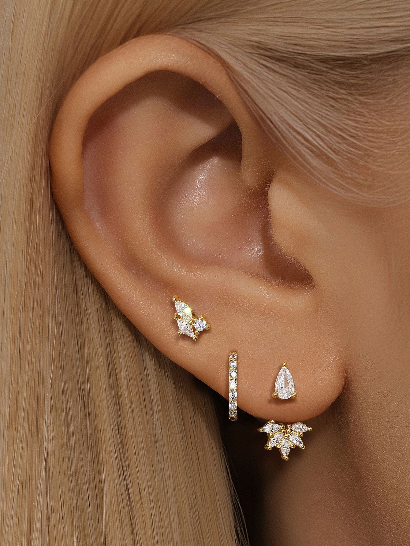 Magda – Delicati orecchini in oro dalla morbida lucentezza.