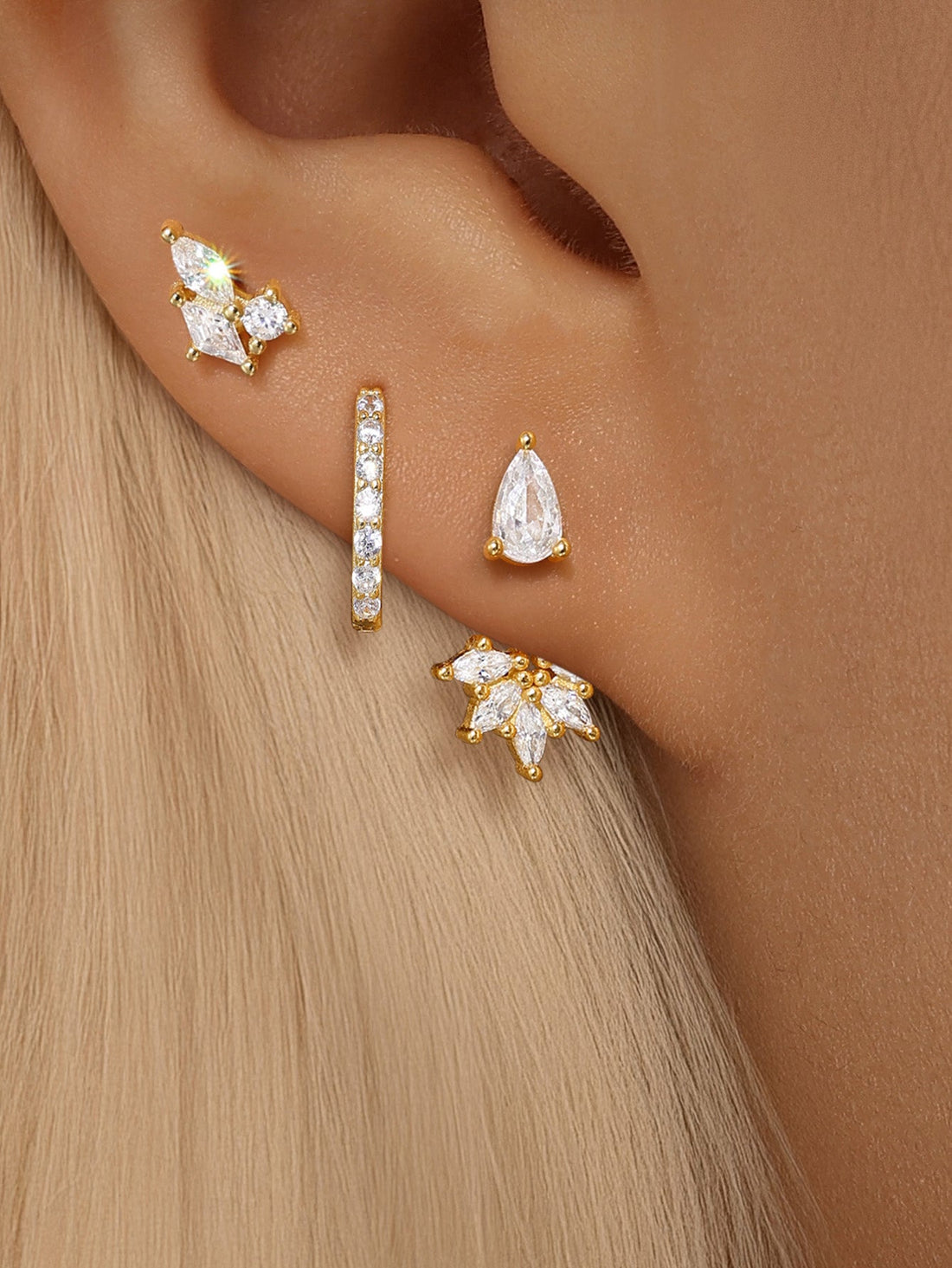 Magda – Delicati orecchini in oro dalla morbida lucentezza.