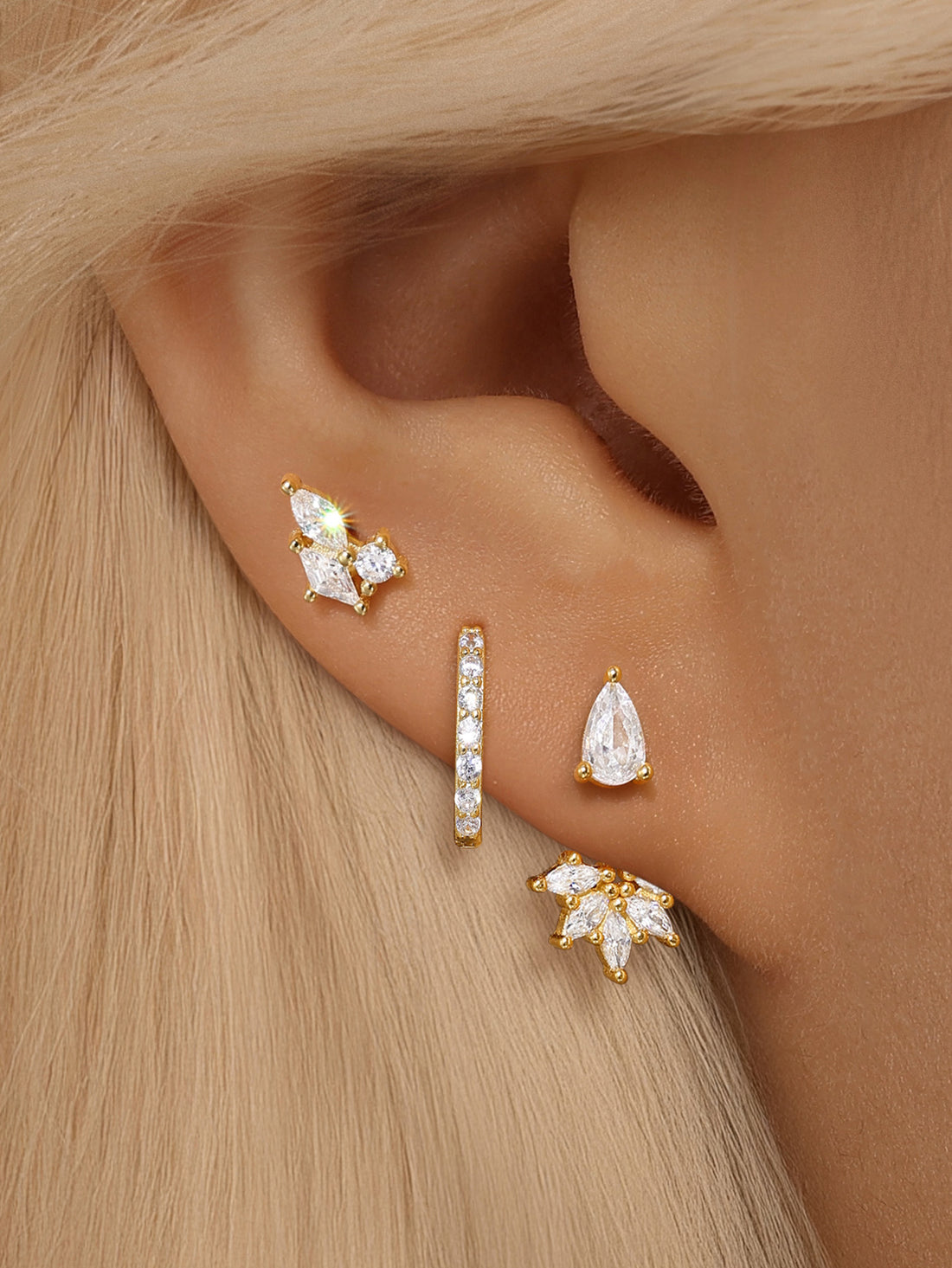 Magda – Delicati orecchini in oro dalla morbida lucentezza.