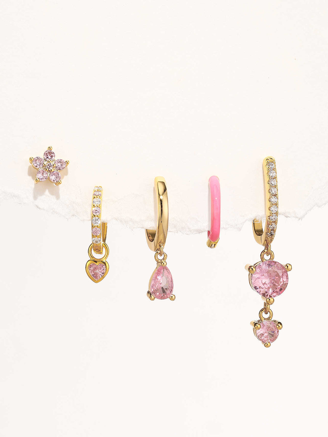 Antonie – Orecchini in oro con superficie lucida.