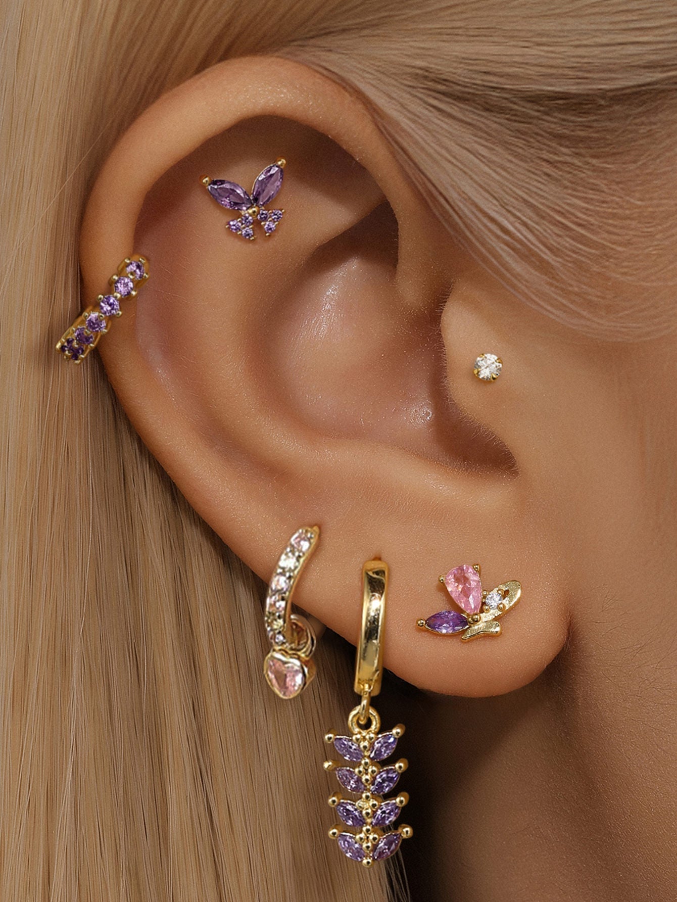 Greta – Delicati orecchini in oro con movimento discreto.