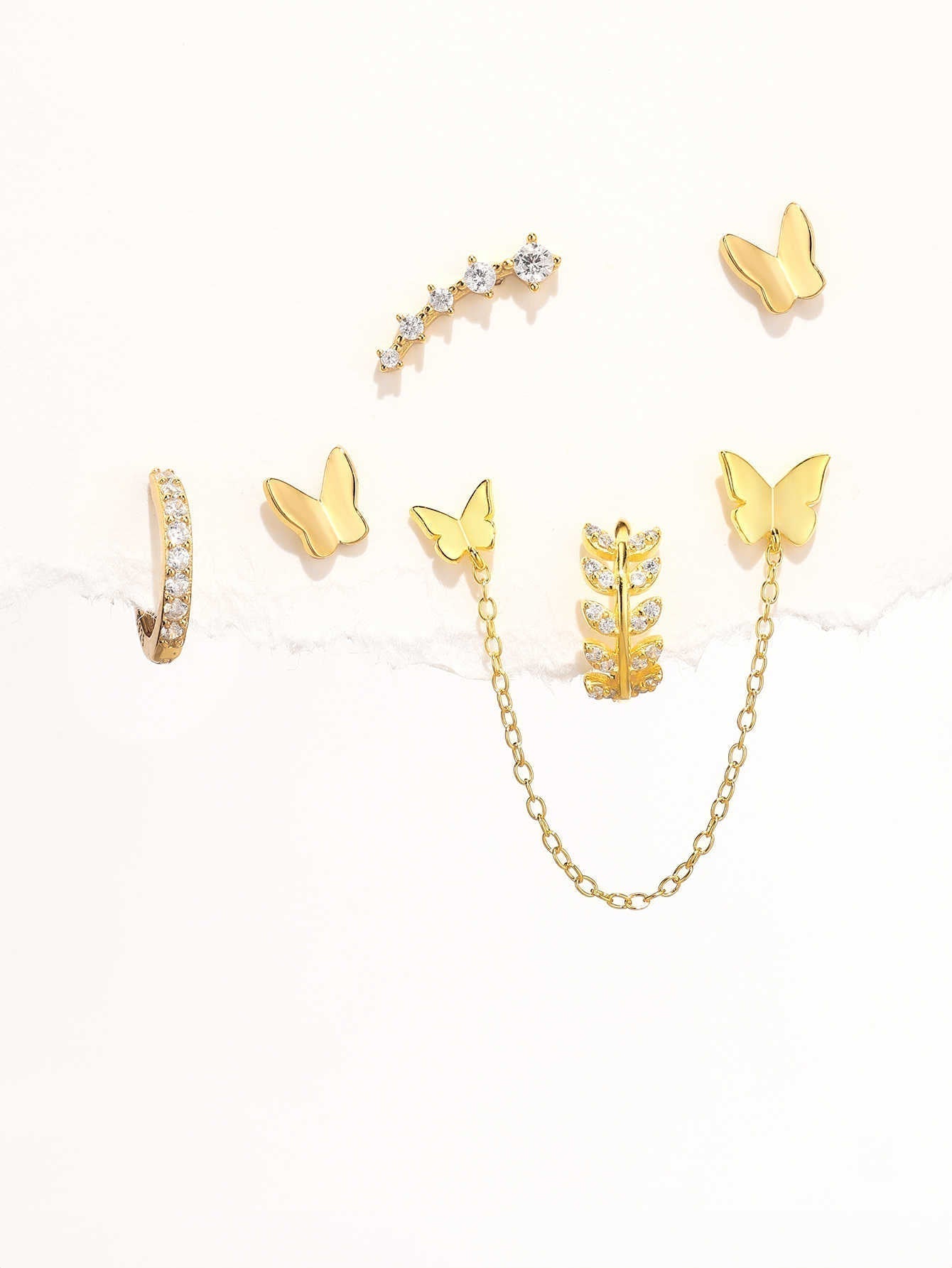 Karolína – Orecchini in oro dalla curva delicata.