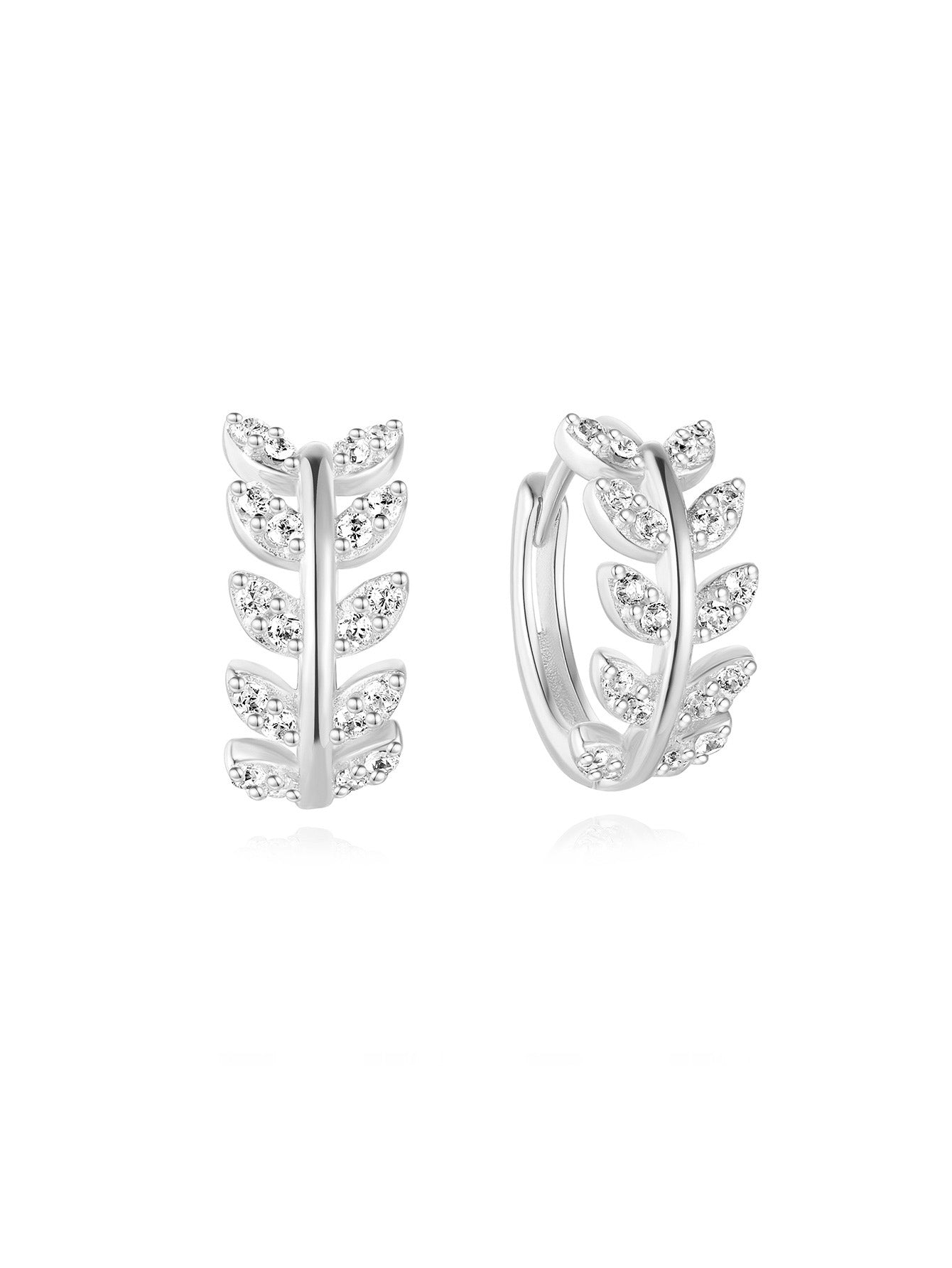 Karolína – Orecchini in oro dalla curva delicata.