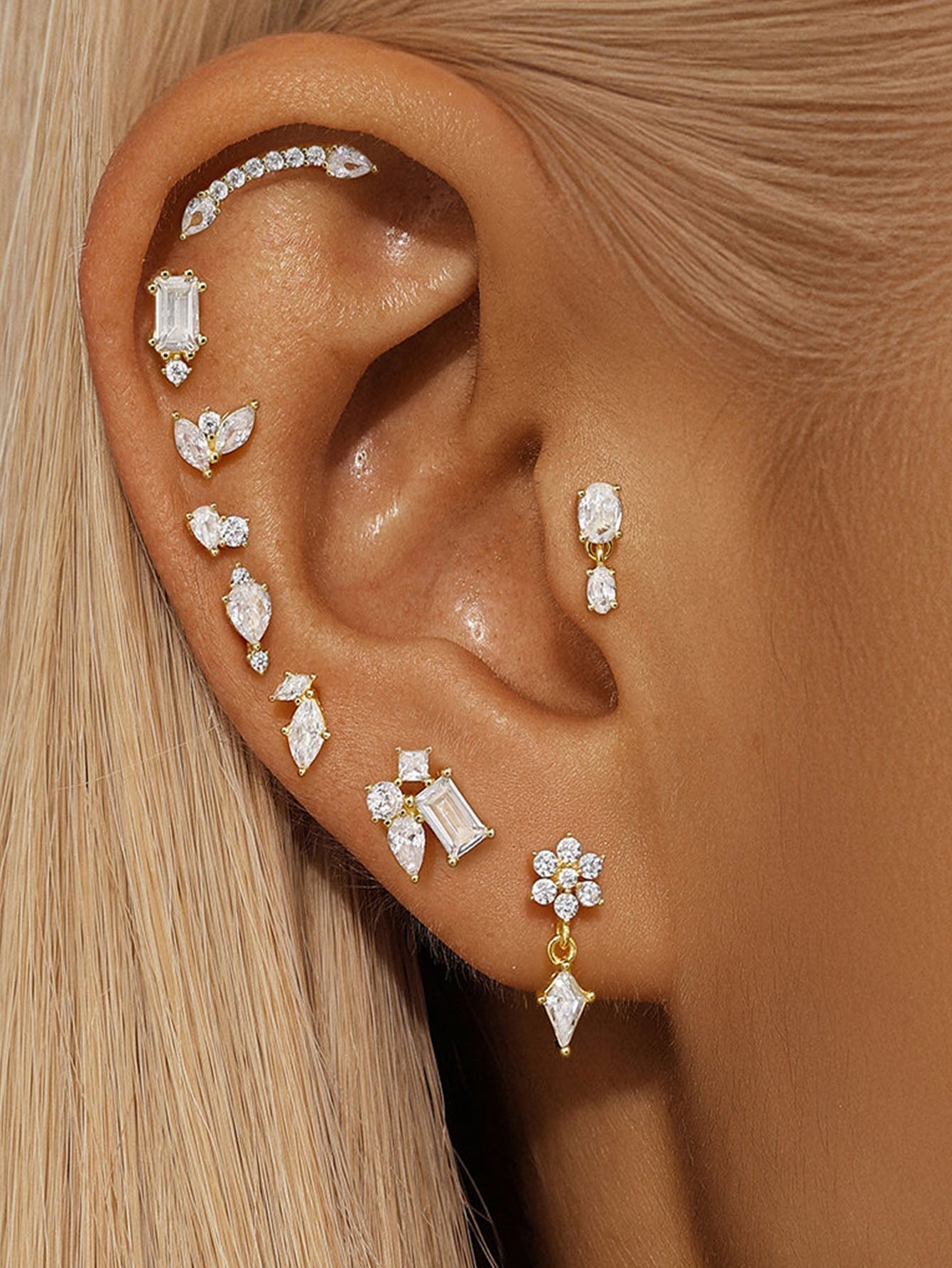 Klara – Jemné zlaté náušnice s hladkou linií.