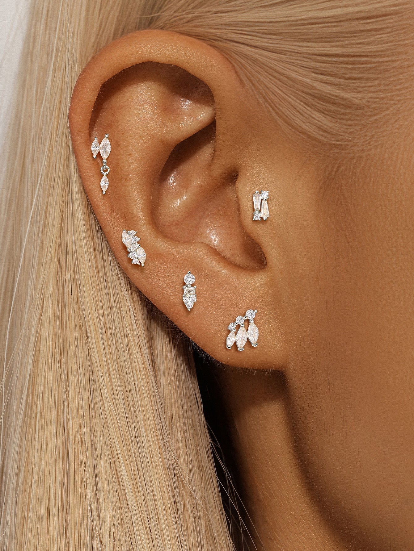 Zlaté náušnice s jemným zakřivením