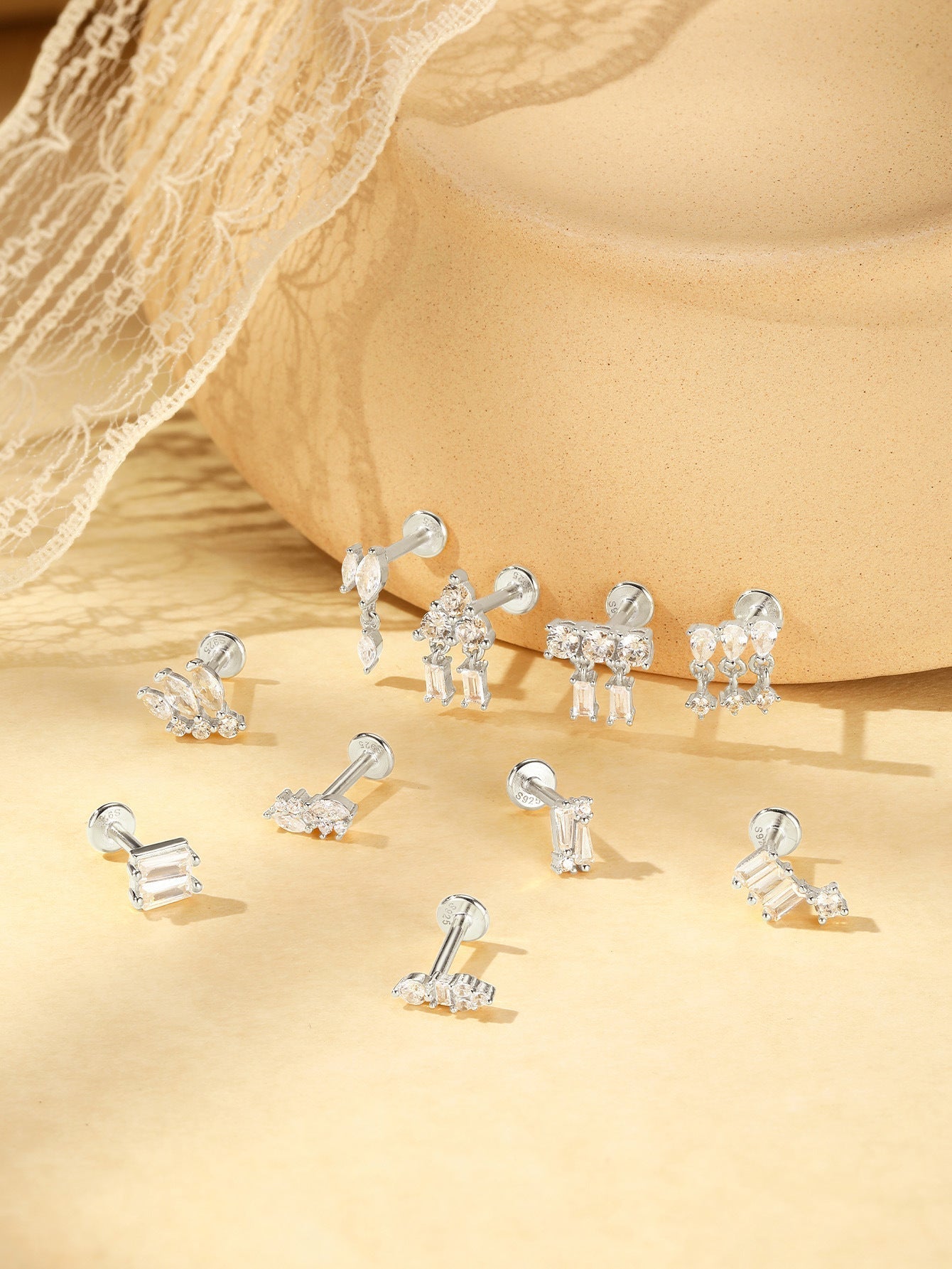 Zlaté náušnice s jemným zakřivením