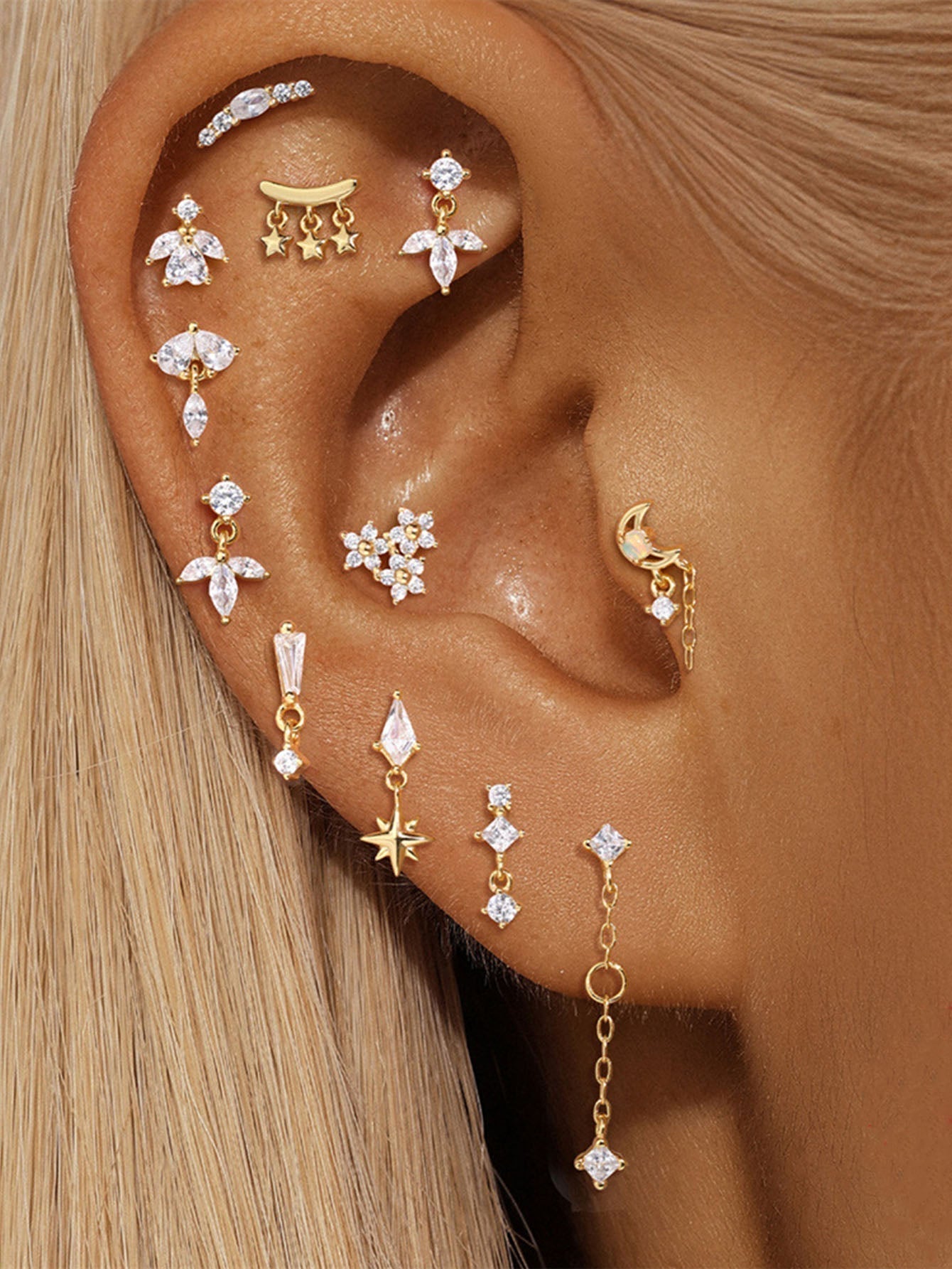 Valentina – Jemné zlaté náušnice s jemným zakřivením.