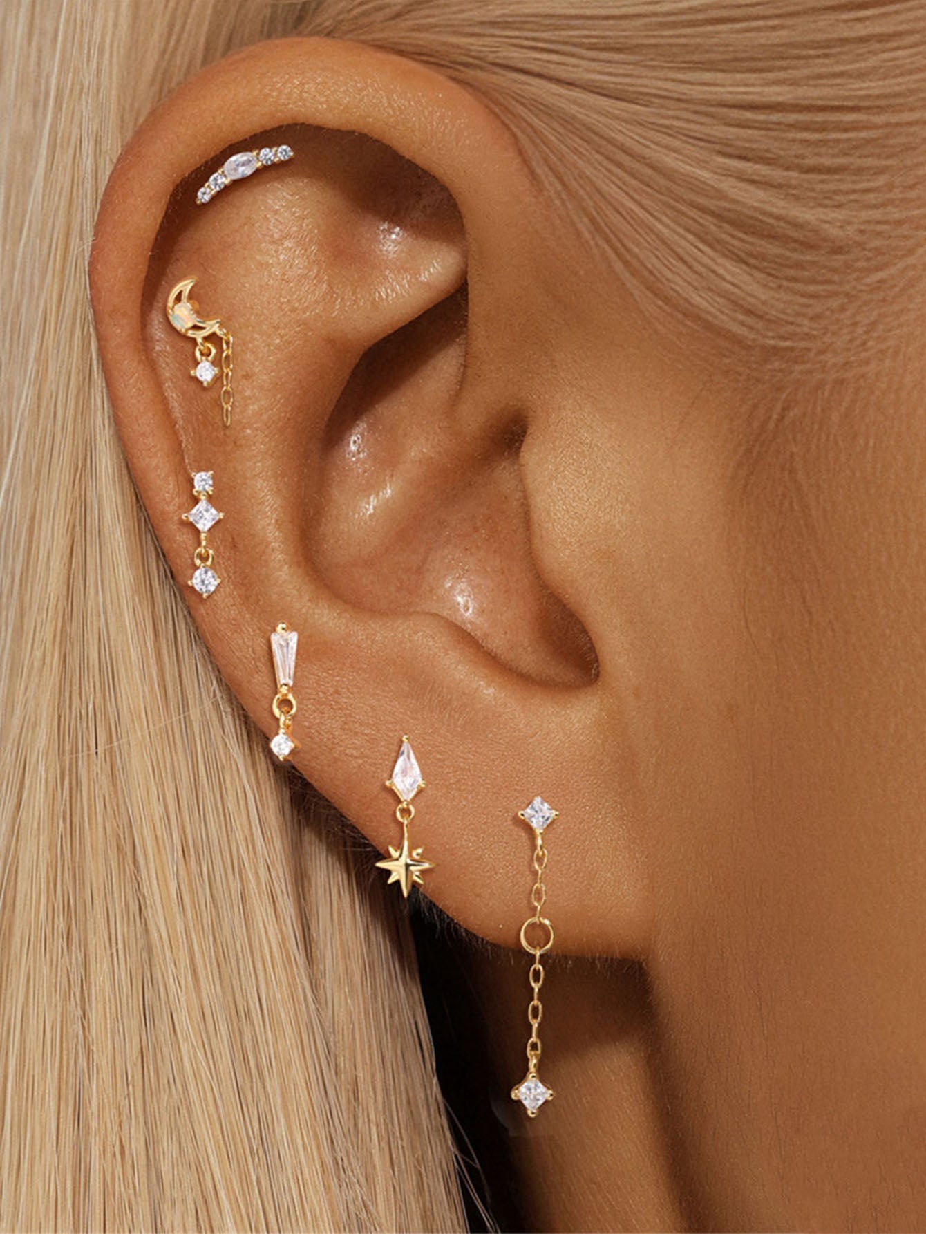 Valentina – Jemné zlaté náušnice s jemným zakřivením.