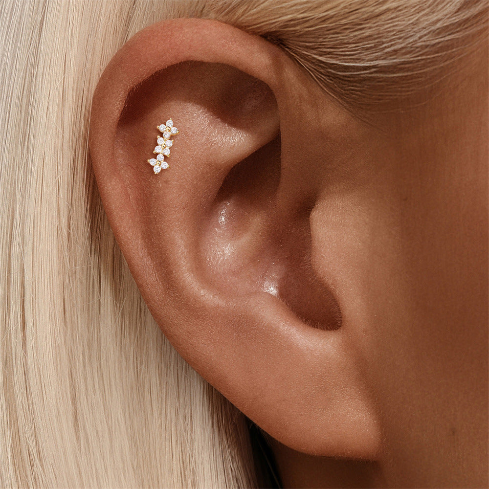 Martina – Zlaté náušnice s jasnou linií.