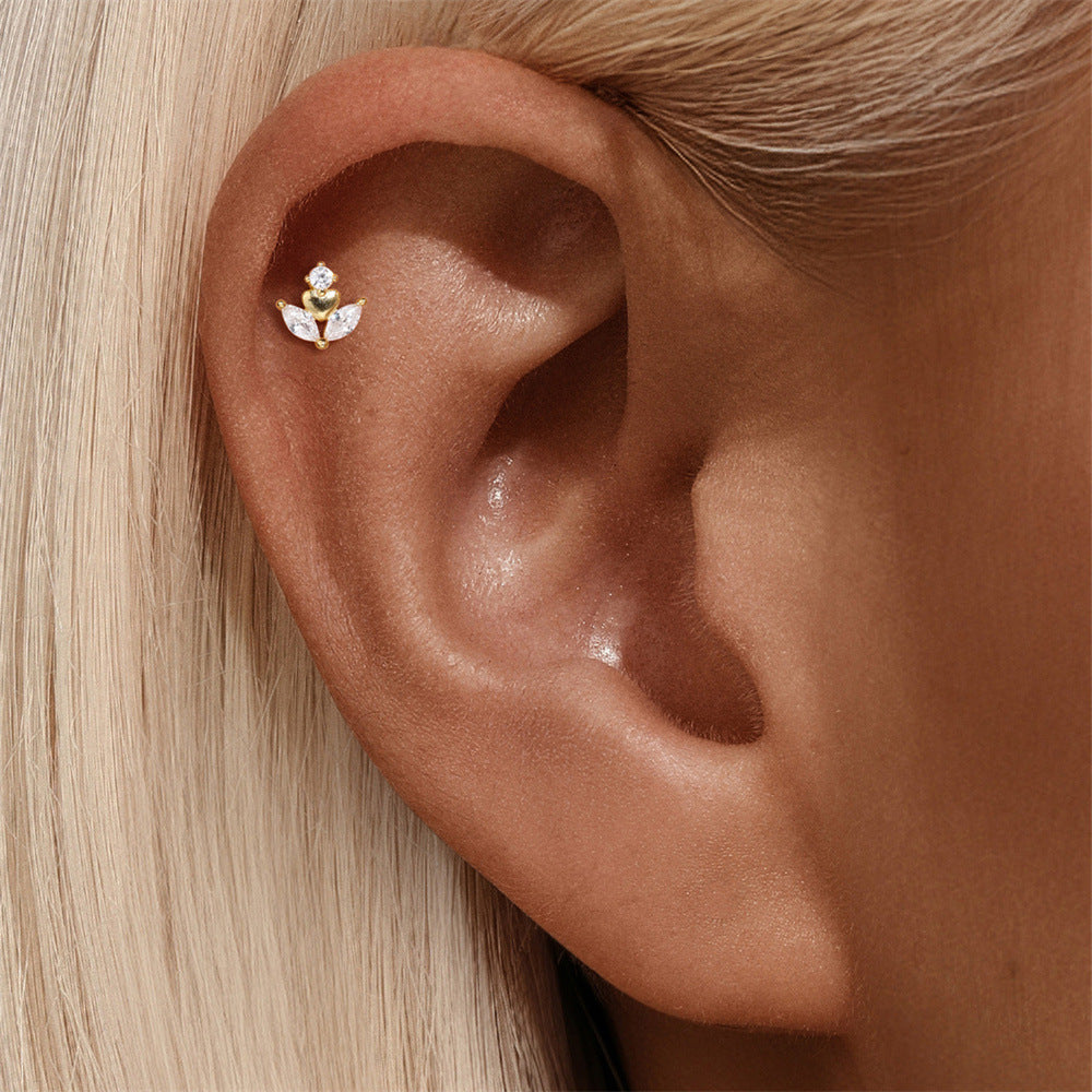 Martina – Zlaté náušnice s jasnou linií.