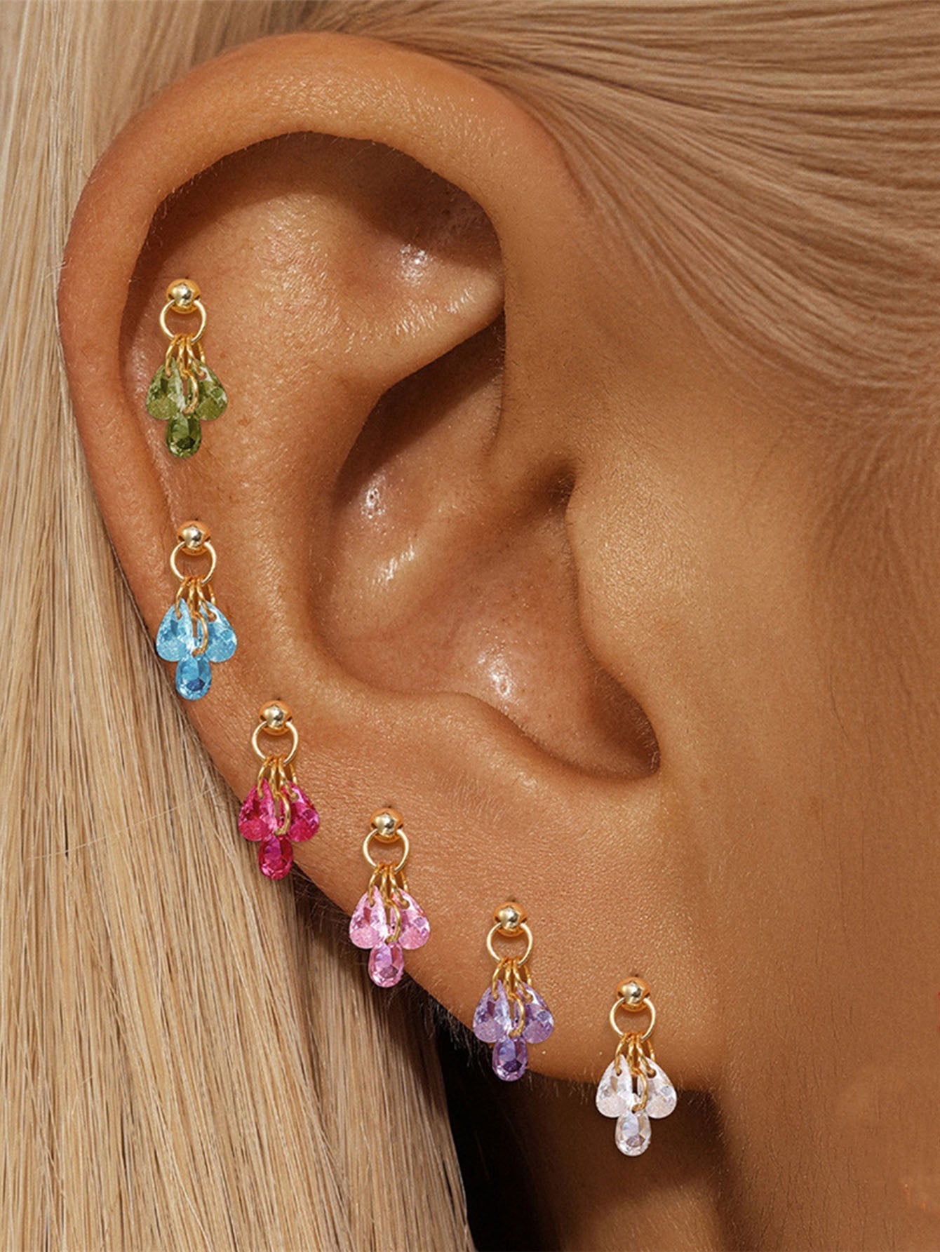 Jasmina – Orecchini in oro dalla sobria raffinatezza.