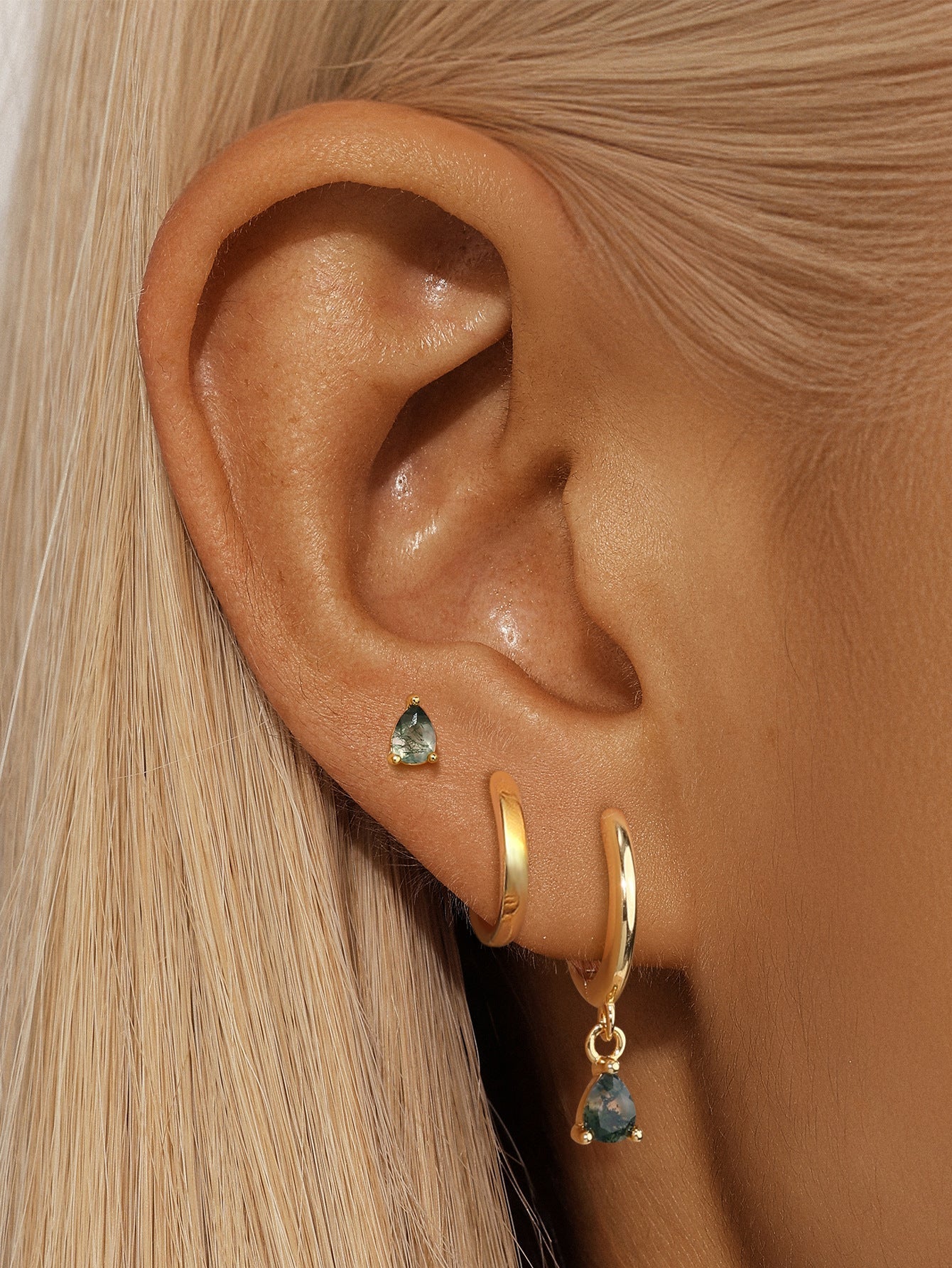 Mona – Orecchini in oro dal design fluido.