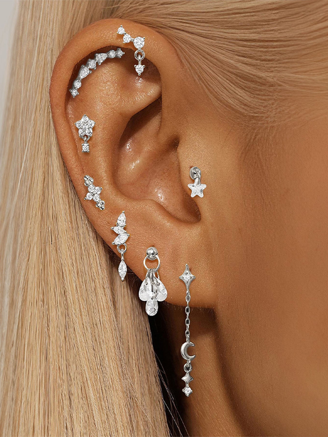 Selina – Jemné zlaté náušnice s pohyblivým detailem.