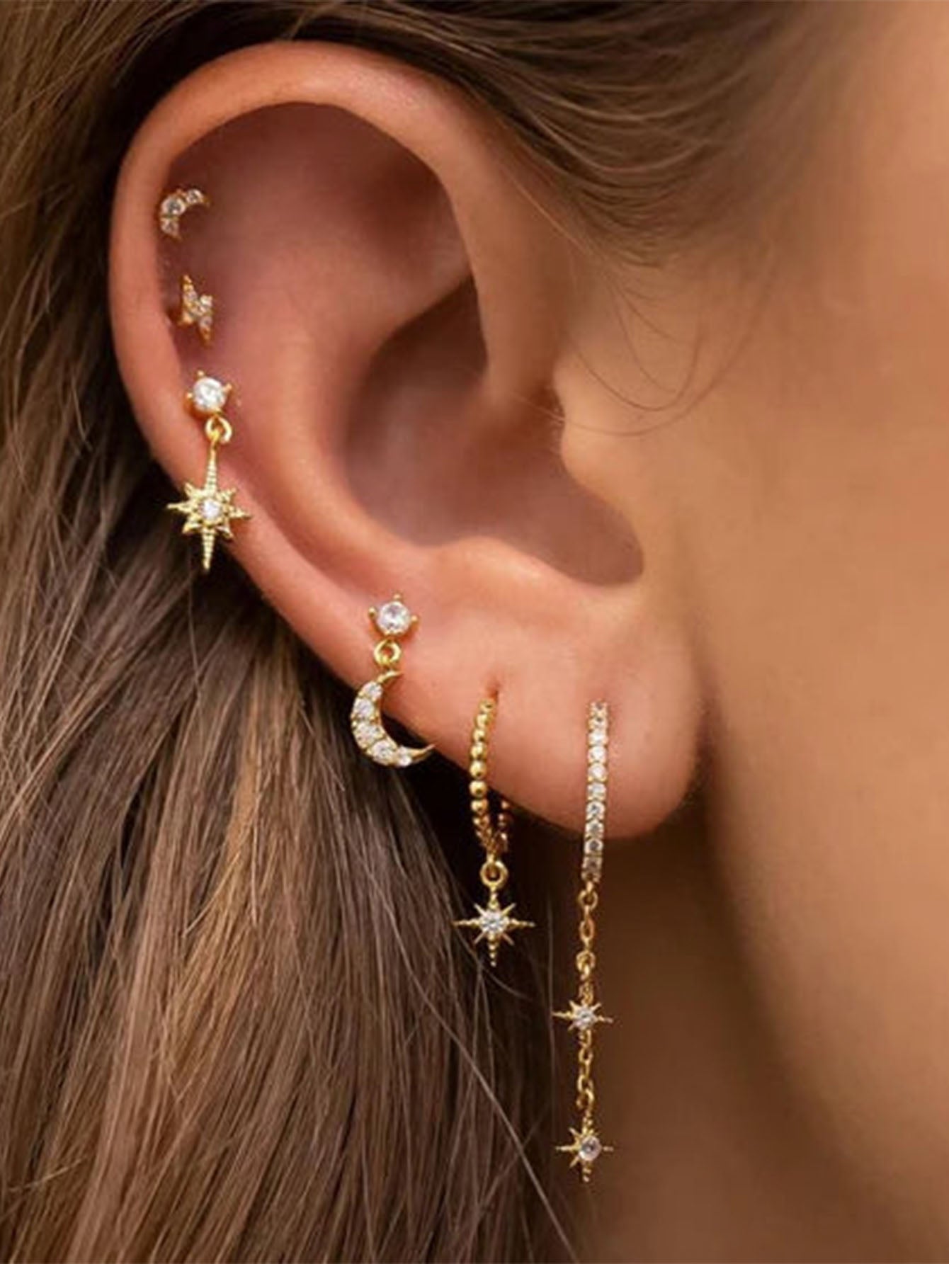 Pavlína – Delicati orecchini in oro dal look moderno.