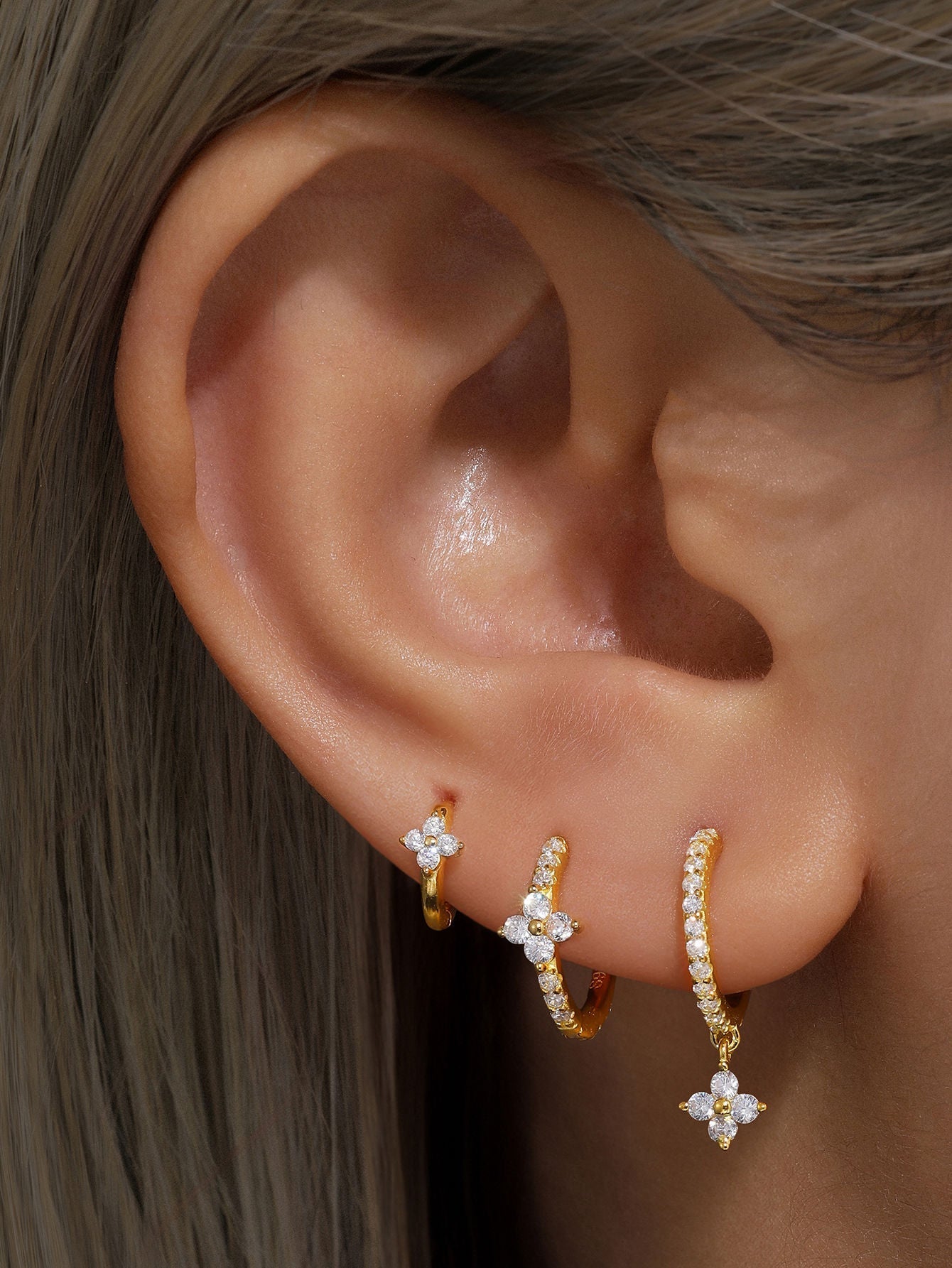 Alena – Delicati orecchini in oro dalla delicata eleganza.