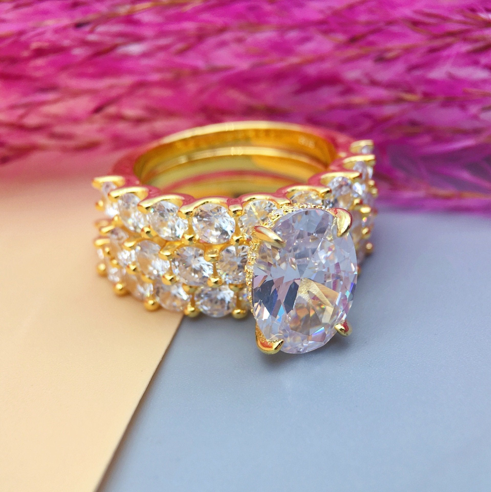 Greta – Anello in argento con diamanti e ornamento.