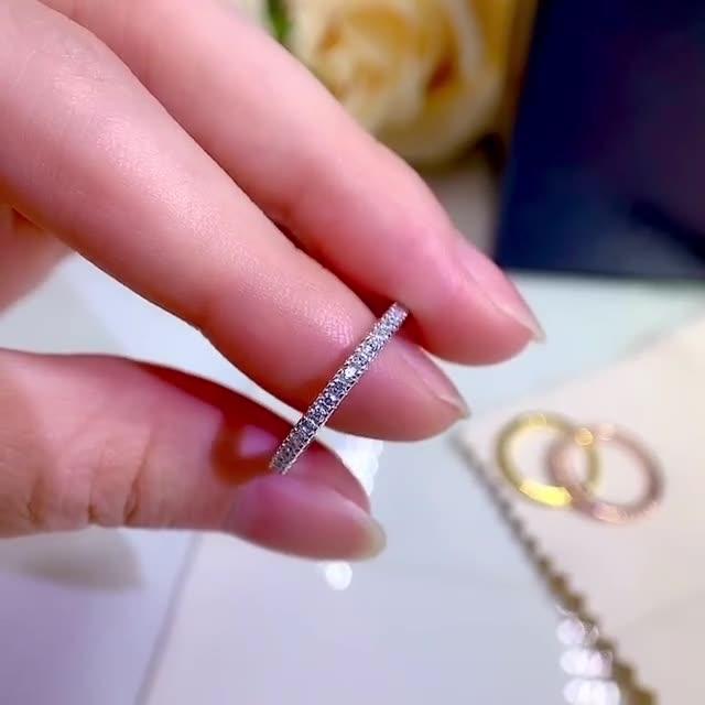 Alena – Anello eternity stretto con pietre scintillanti.