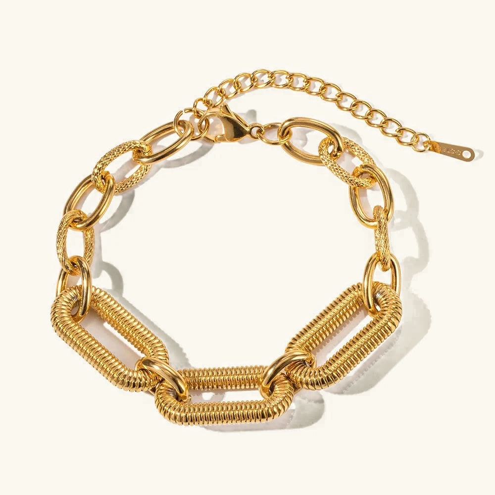 Klára – Bracciale in oro dal design stretto.