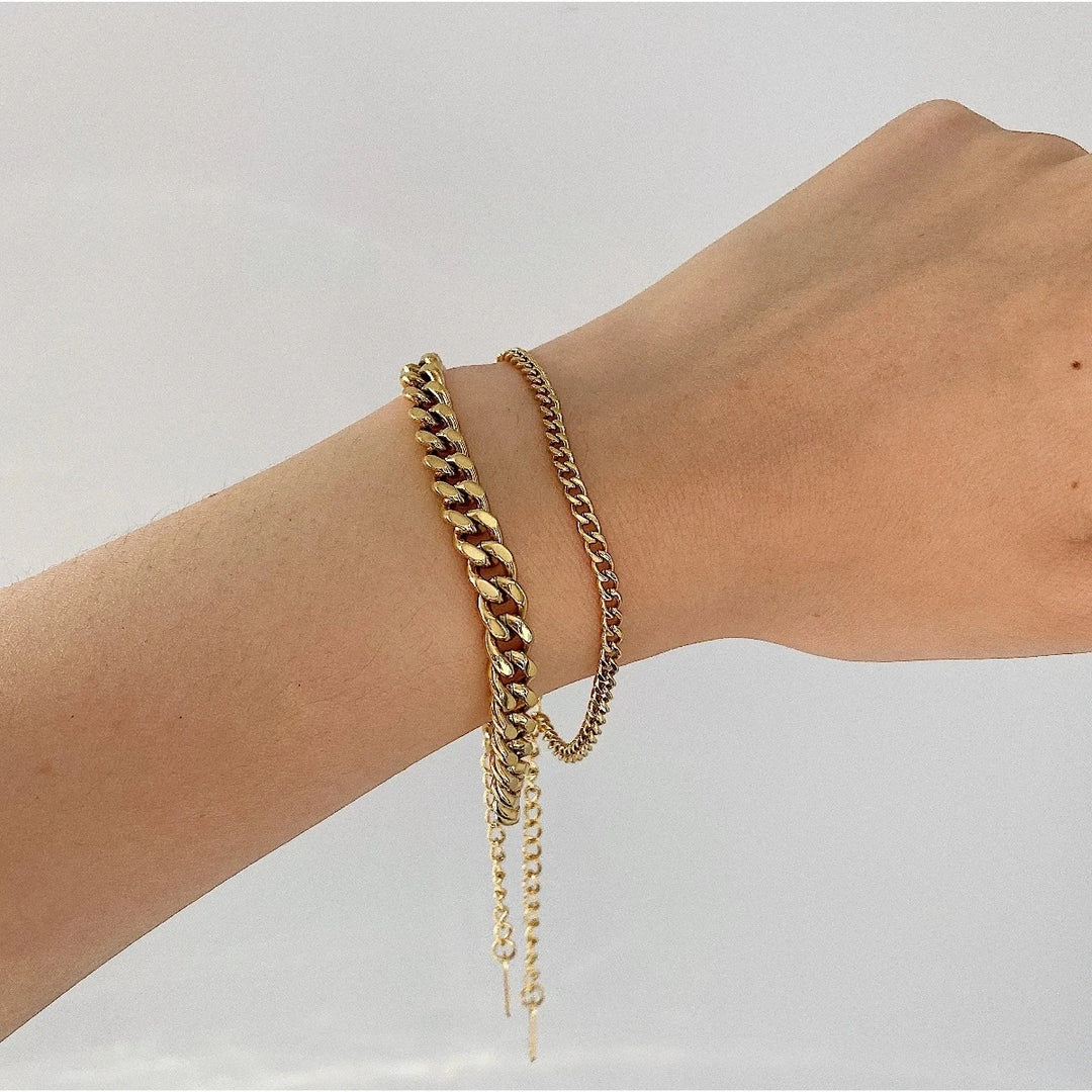 Sofia – Un delicato bracciale in oro con un delicato pendente.