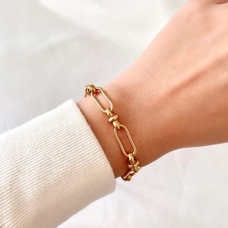 Marisa – Bracciale in oro con una delicata doppia struttura.