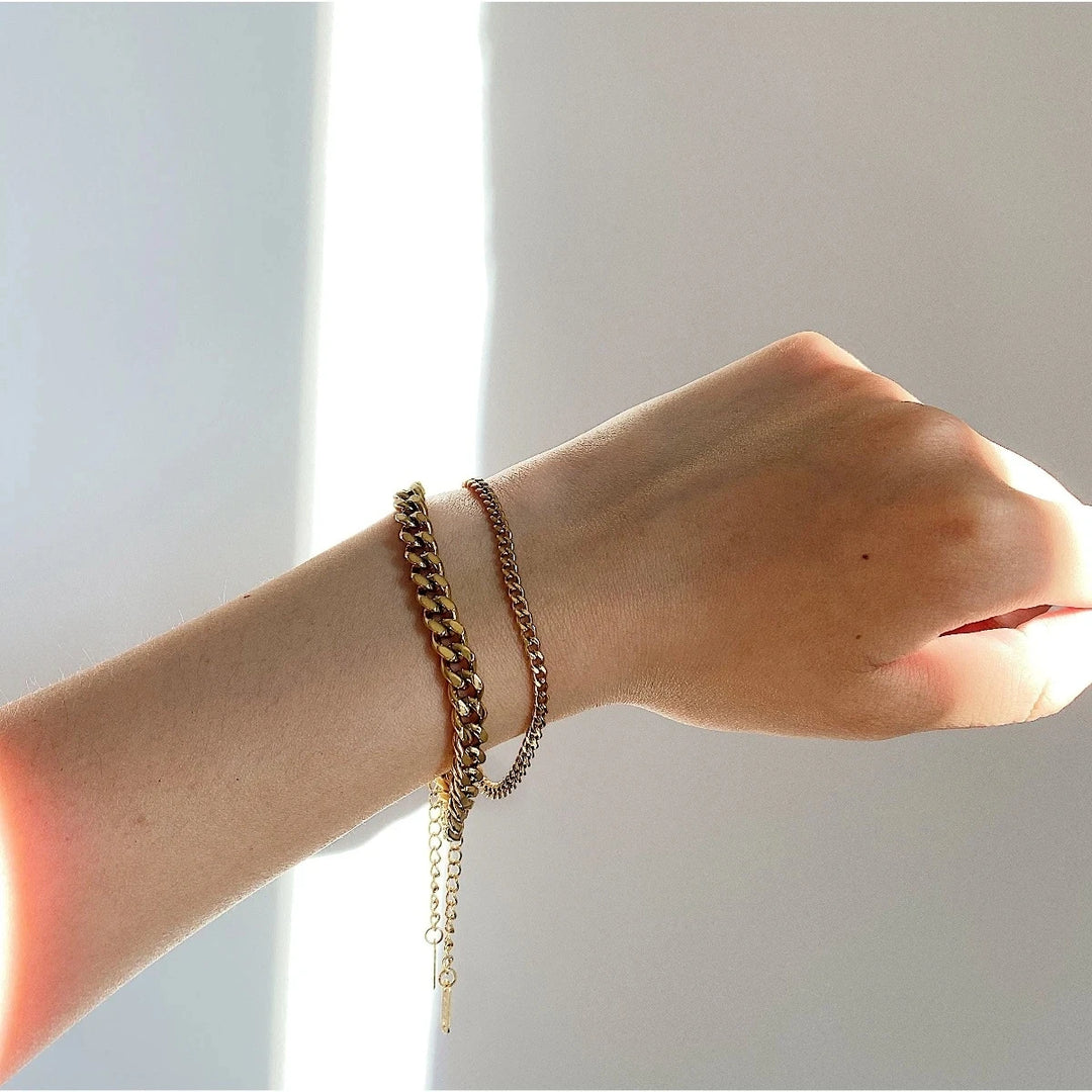 Sofia – Un delicato bracciale in oro con un delicato pendente.
