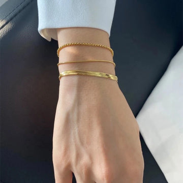 Carina – Bracciale in oro con struttura in platino lucido.