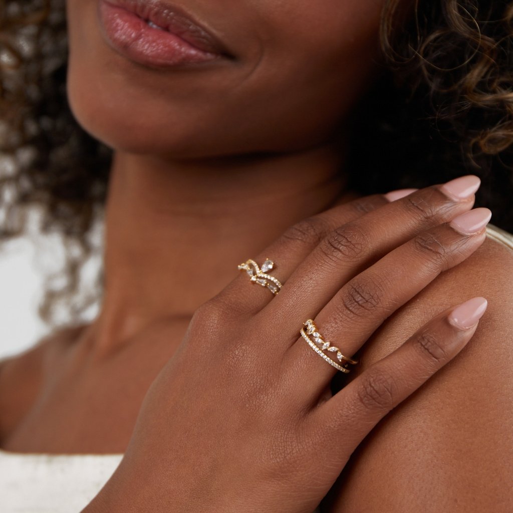 Amira – Anello dorato con delicata lucentezza e cristallo