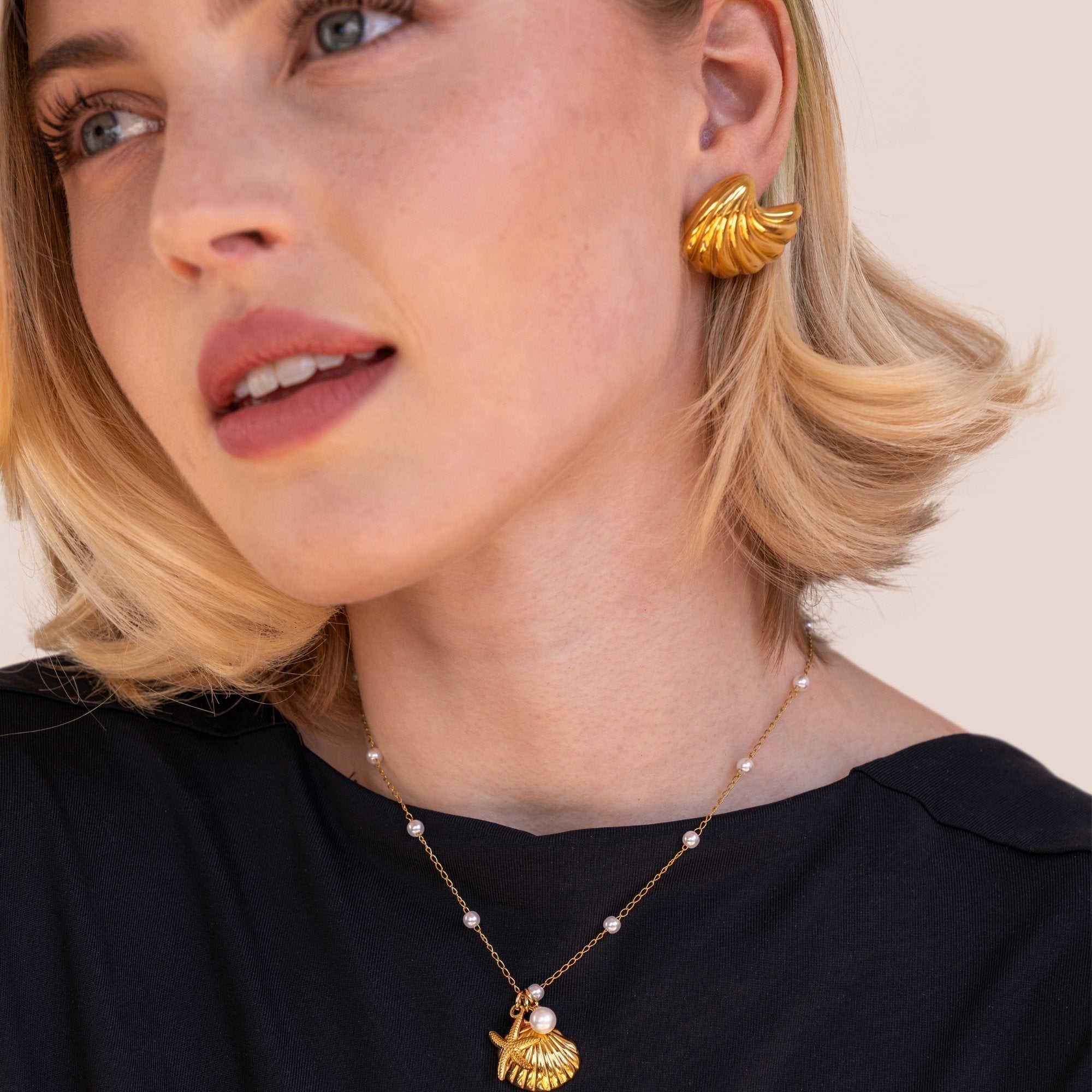 Anneliese – Orecchini in oro a forma di conchiglia.