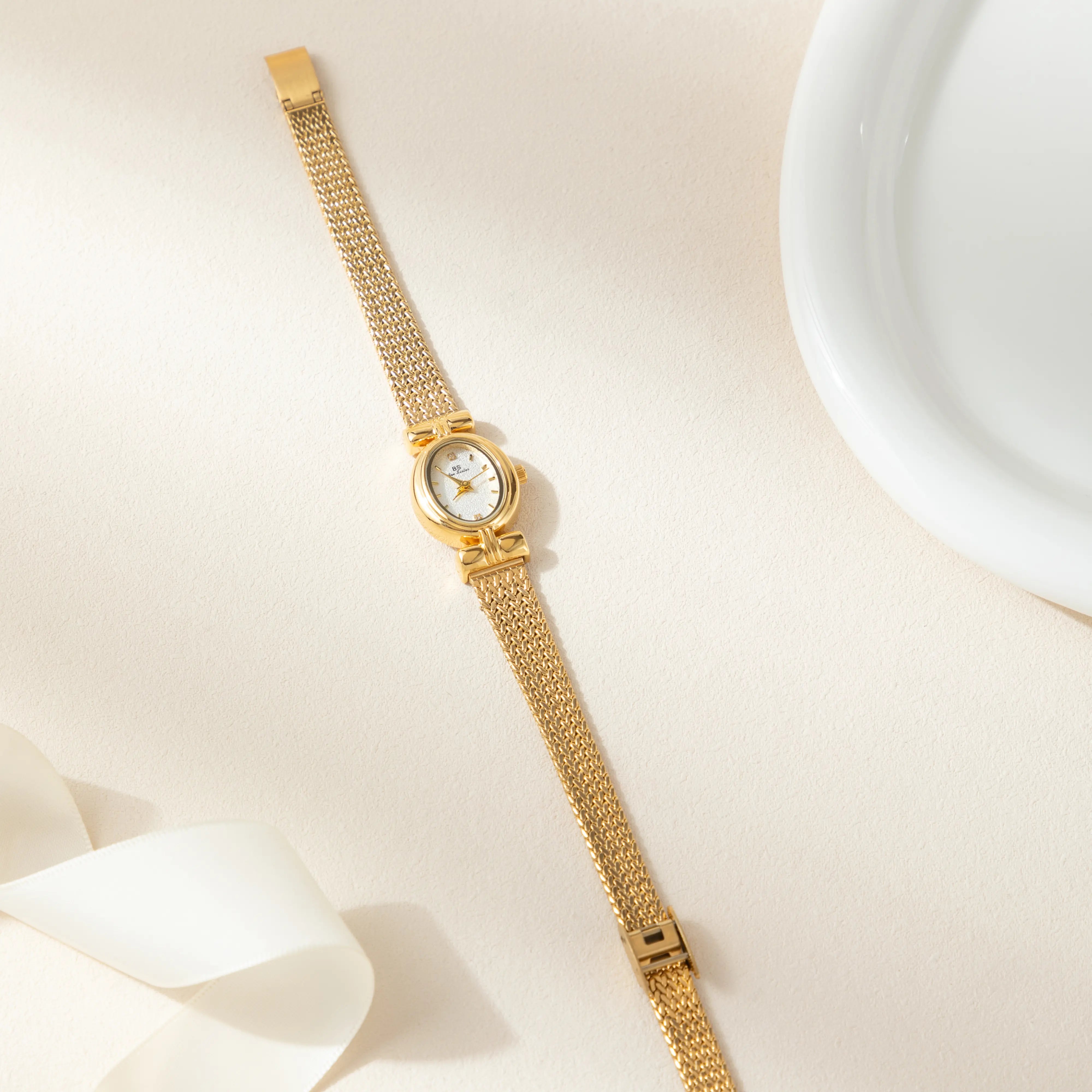 Selina – Orologio in oro con design ovale.