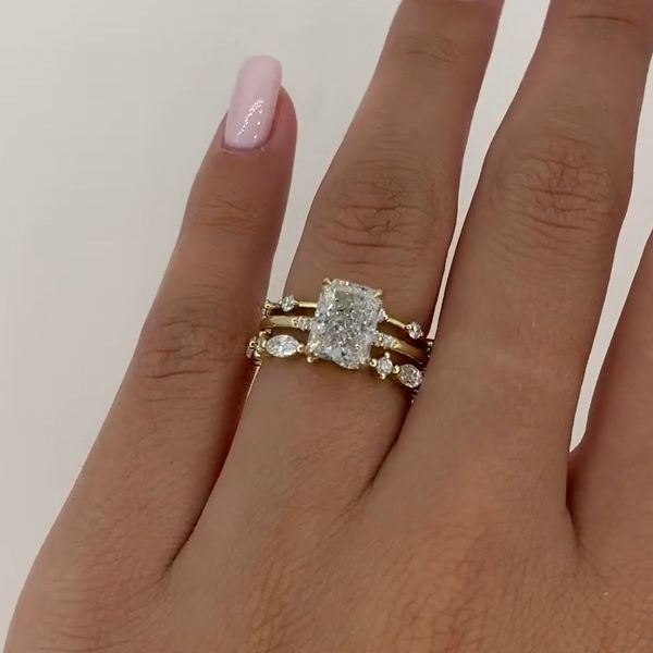 Nora – Anello di diamanti con design a strati.