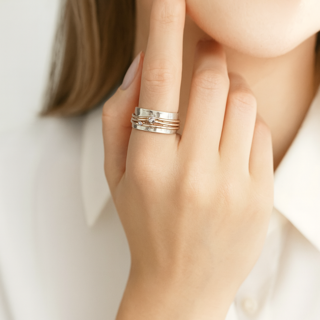 Marlene – Anello largo leggermente martellato con accenti dorati