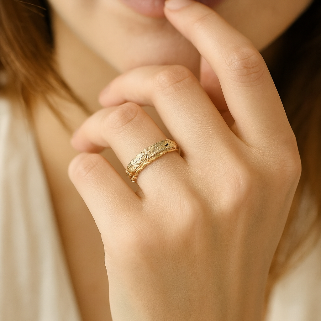 Anello dorato floreale ispirato all’antichità