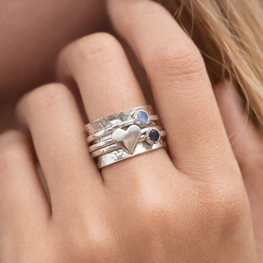 Anello in argento elegante con cuore rotante