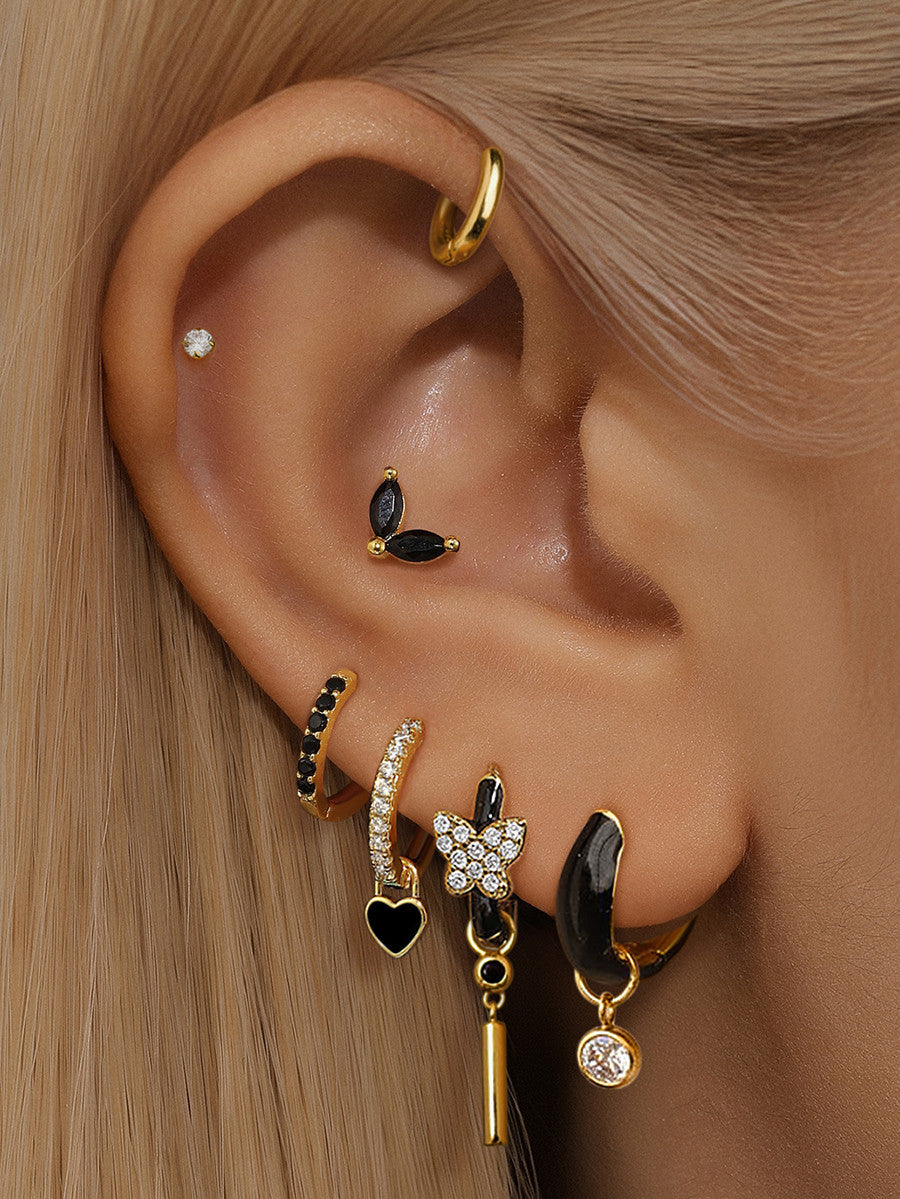 Theresia – Orecchini in oro dalla curva delicata.