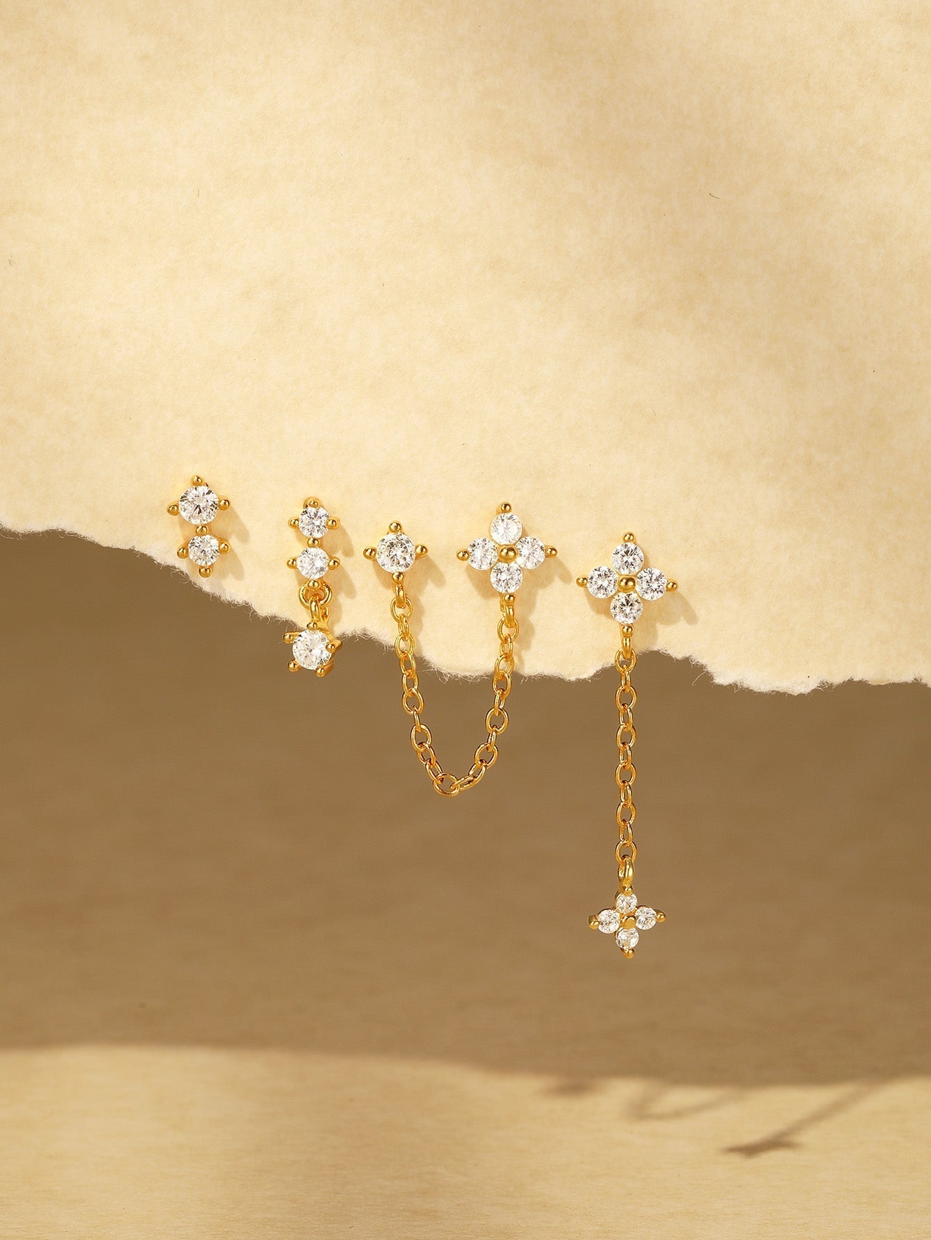 Mira – Delicati orecchini in oro con superficie liscia.