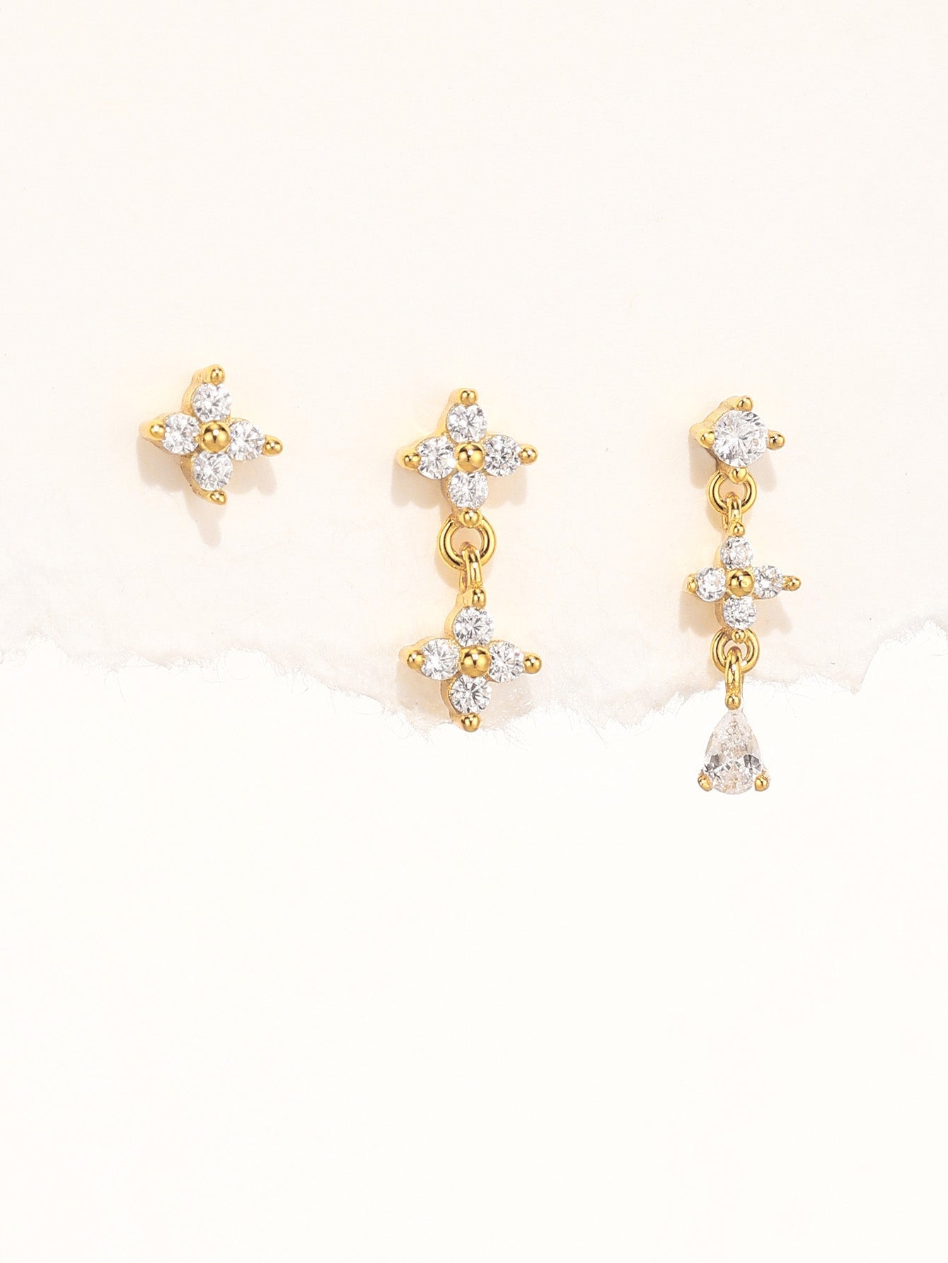 Anika – Orecchini in oro dal movimento delicato.