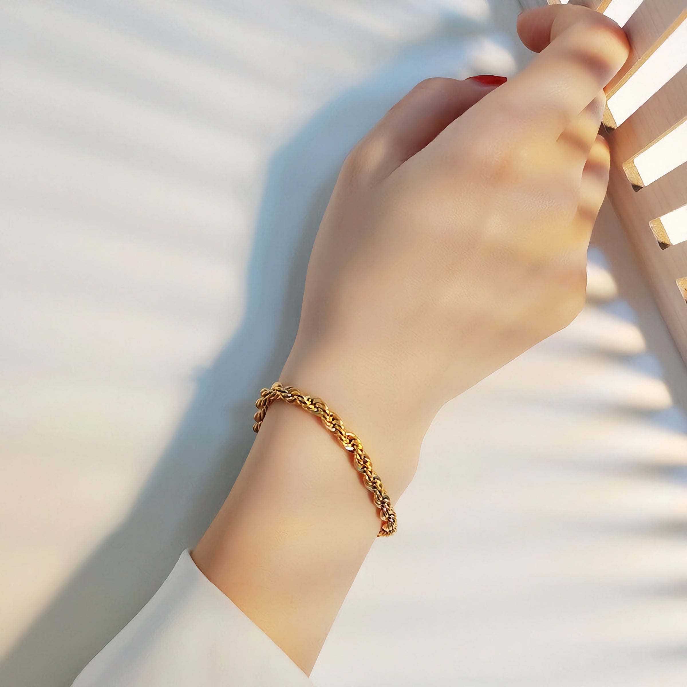 Lena – Bracciale in oro con delicata struttura a cordoncino