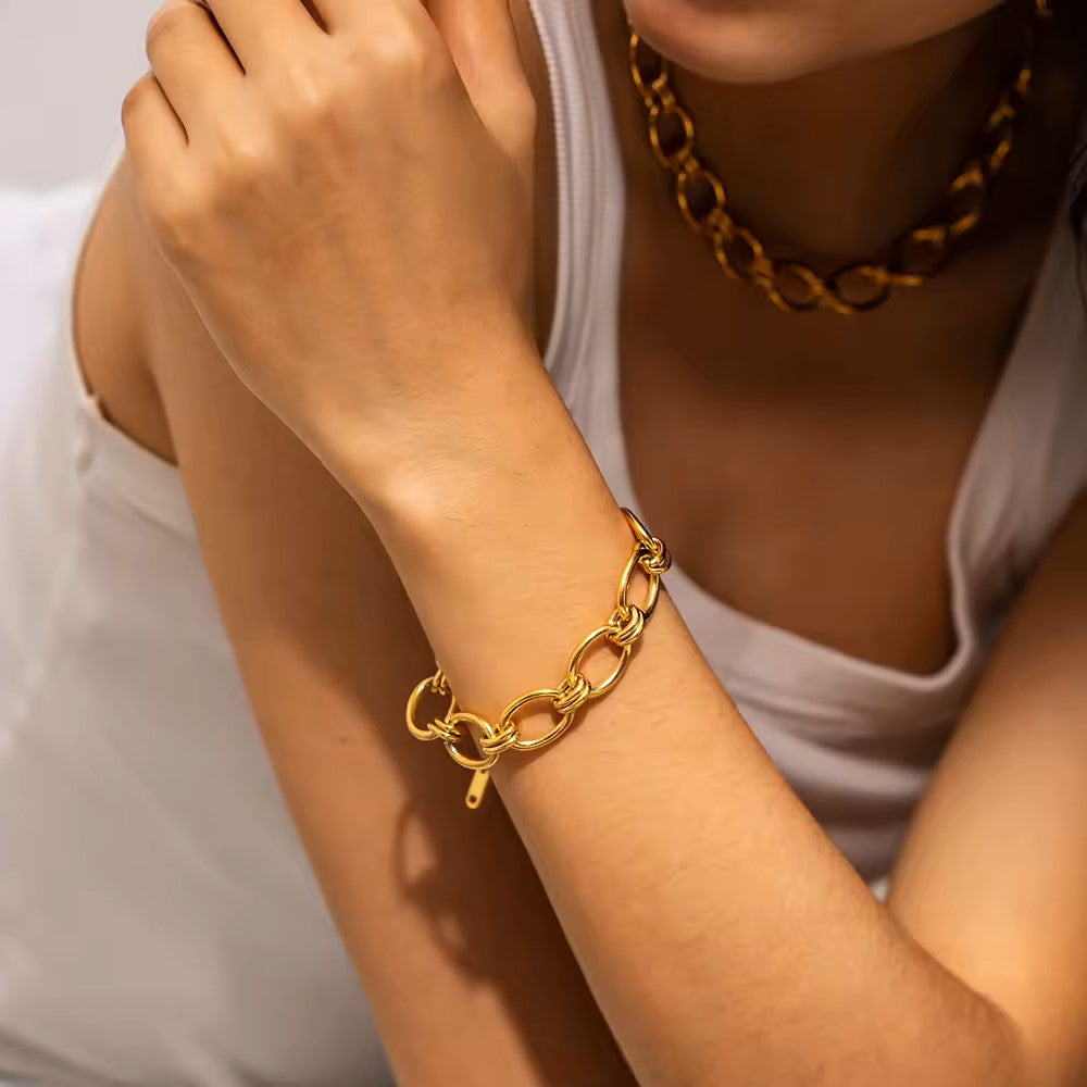 Johana – Delicato bracciale in oro con dettagli charm.