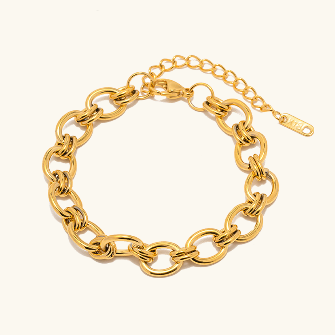 Johana – Delicato bracciale in oro con dettagli charm.