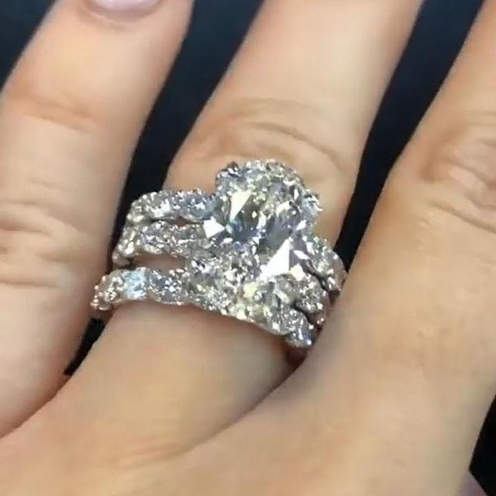 Greta – Anello in argento con diamanti e ornamento.