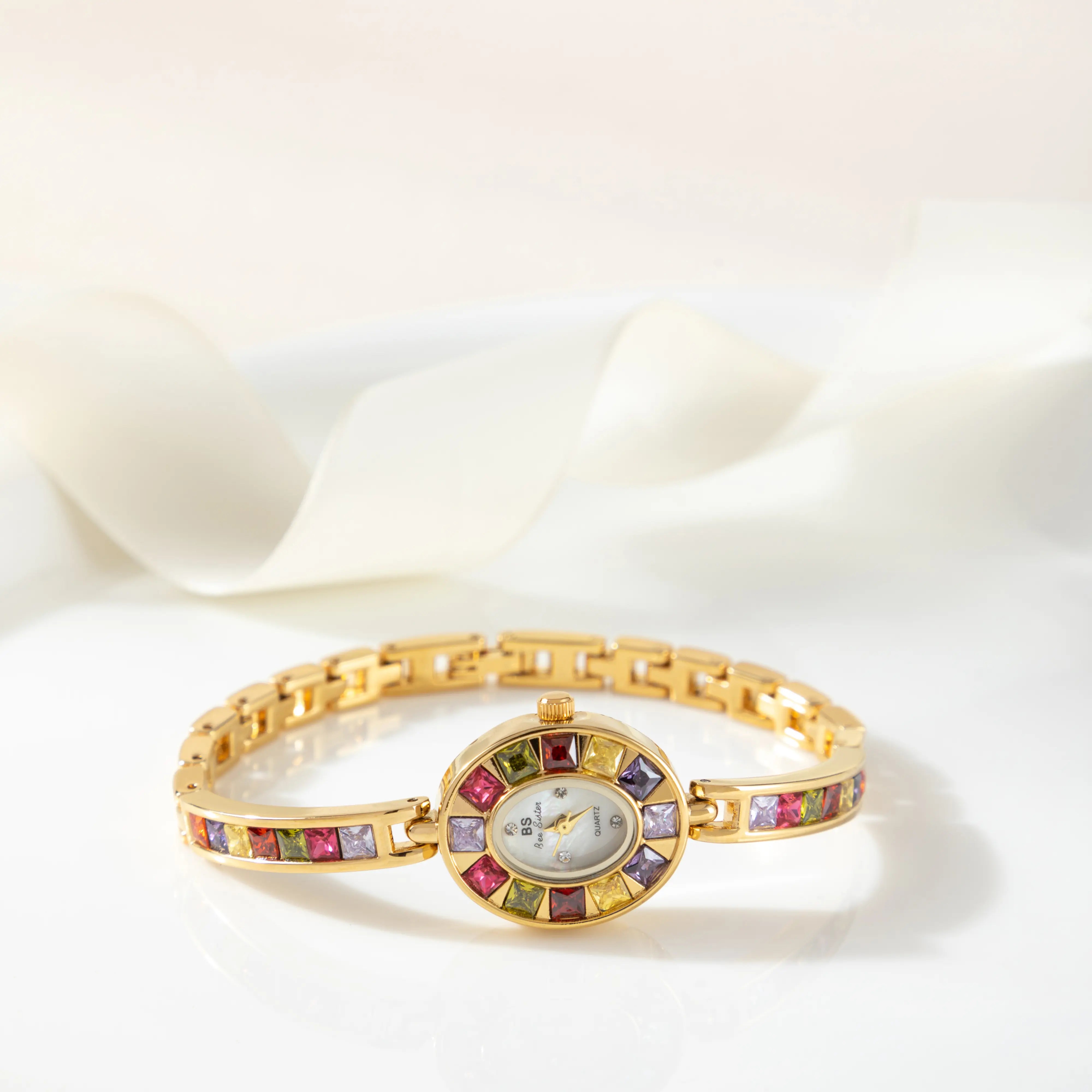 Amélie – Orologio in oro con montatura in cristallo.