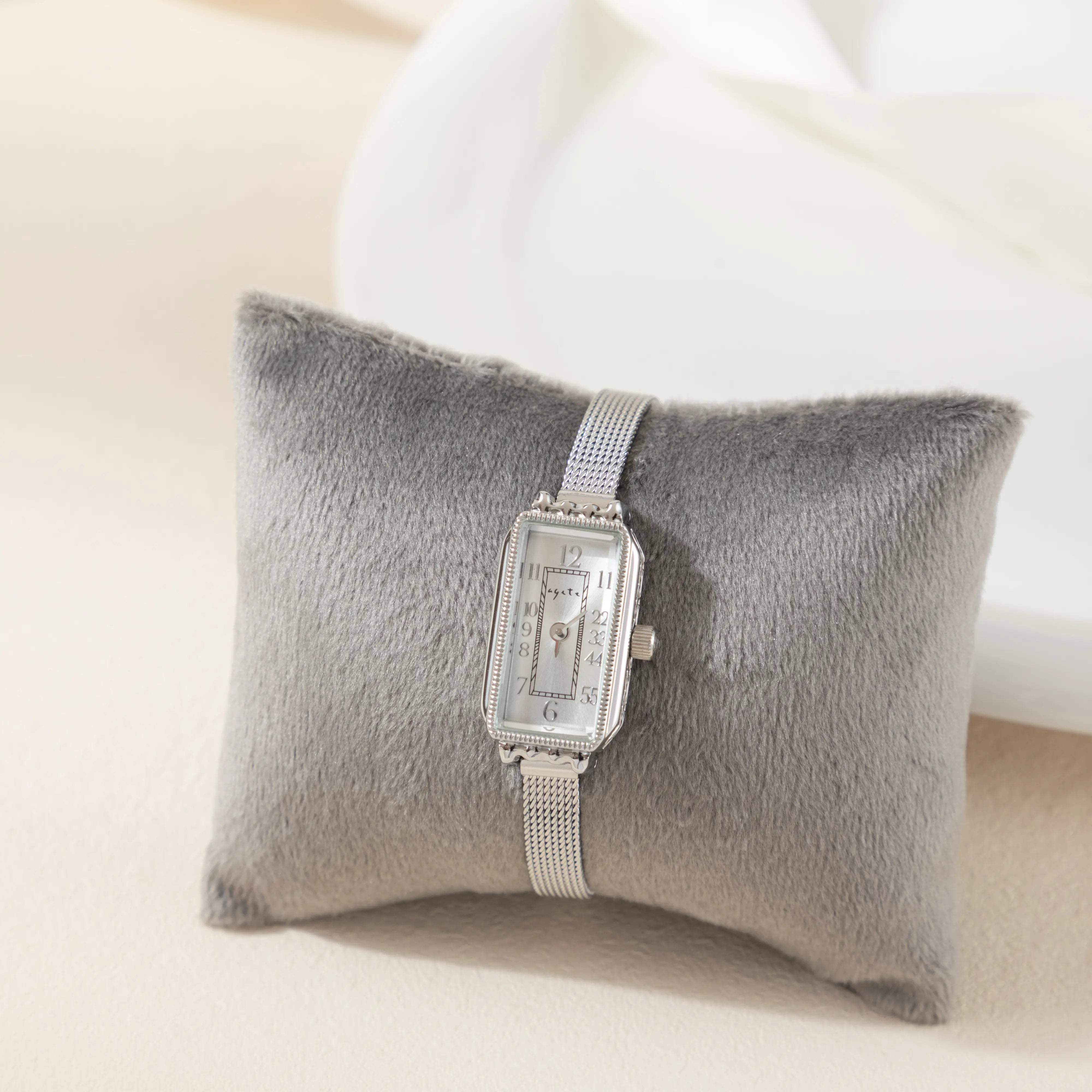 Teresa – Orologio in oro con quadrante rettangolare.