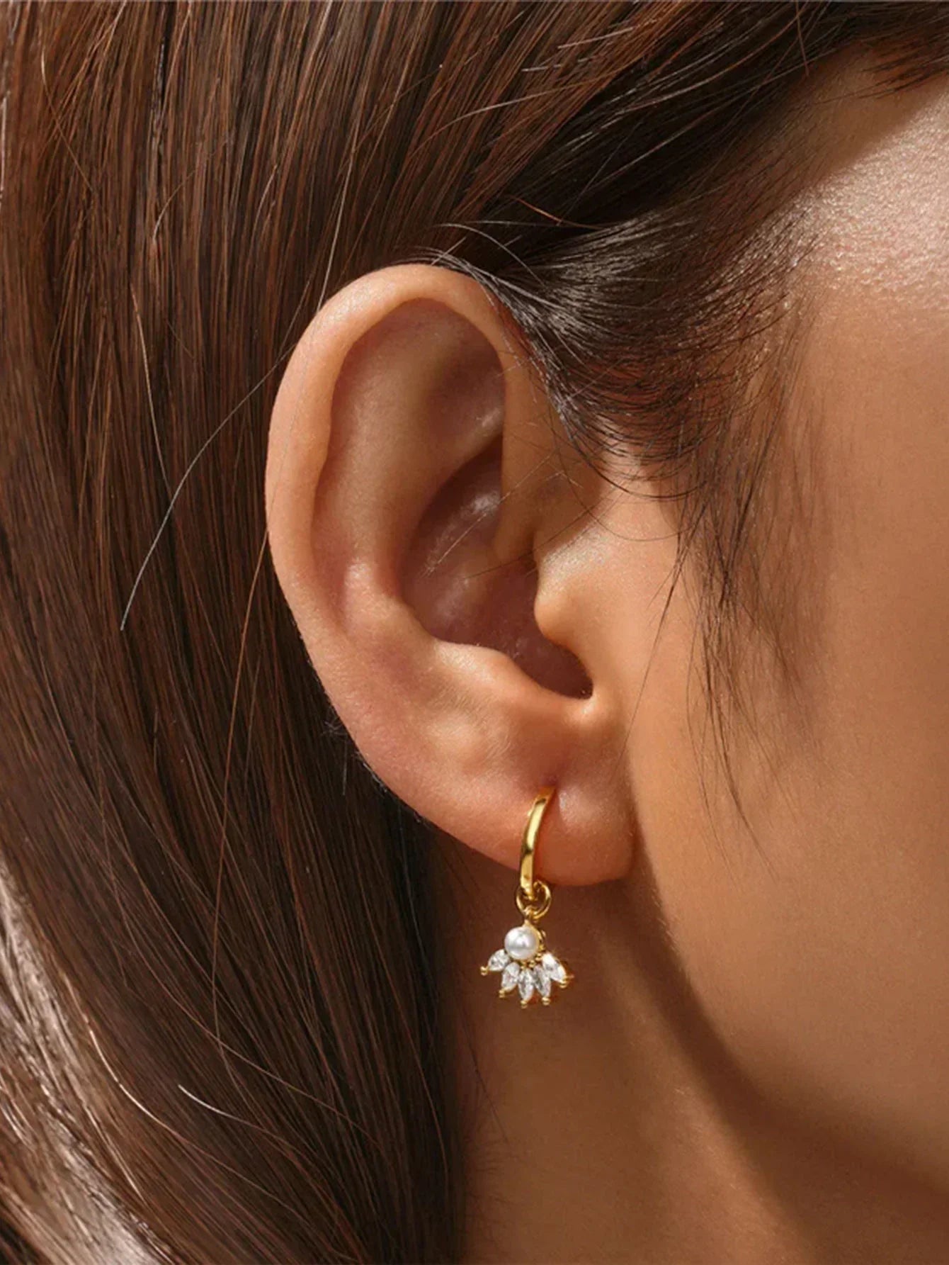 Clarissa – Orecchini in oro dalla delicata forma quadrata.