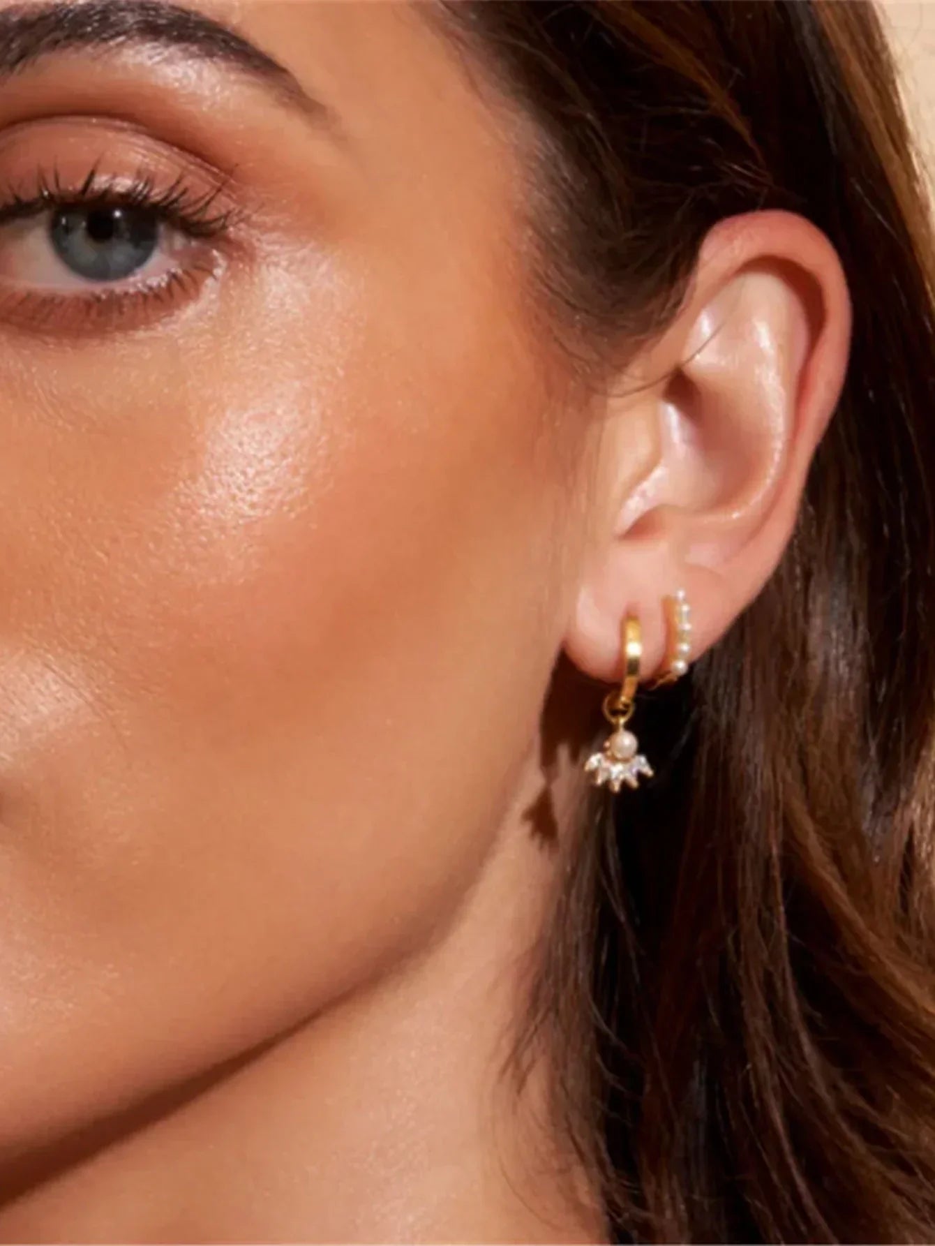 Clarissa – Orecchini in oro dalla delicata forma quadrata.